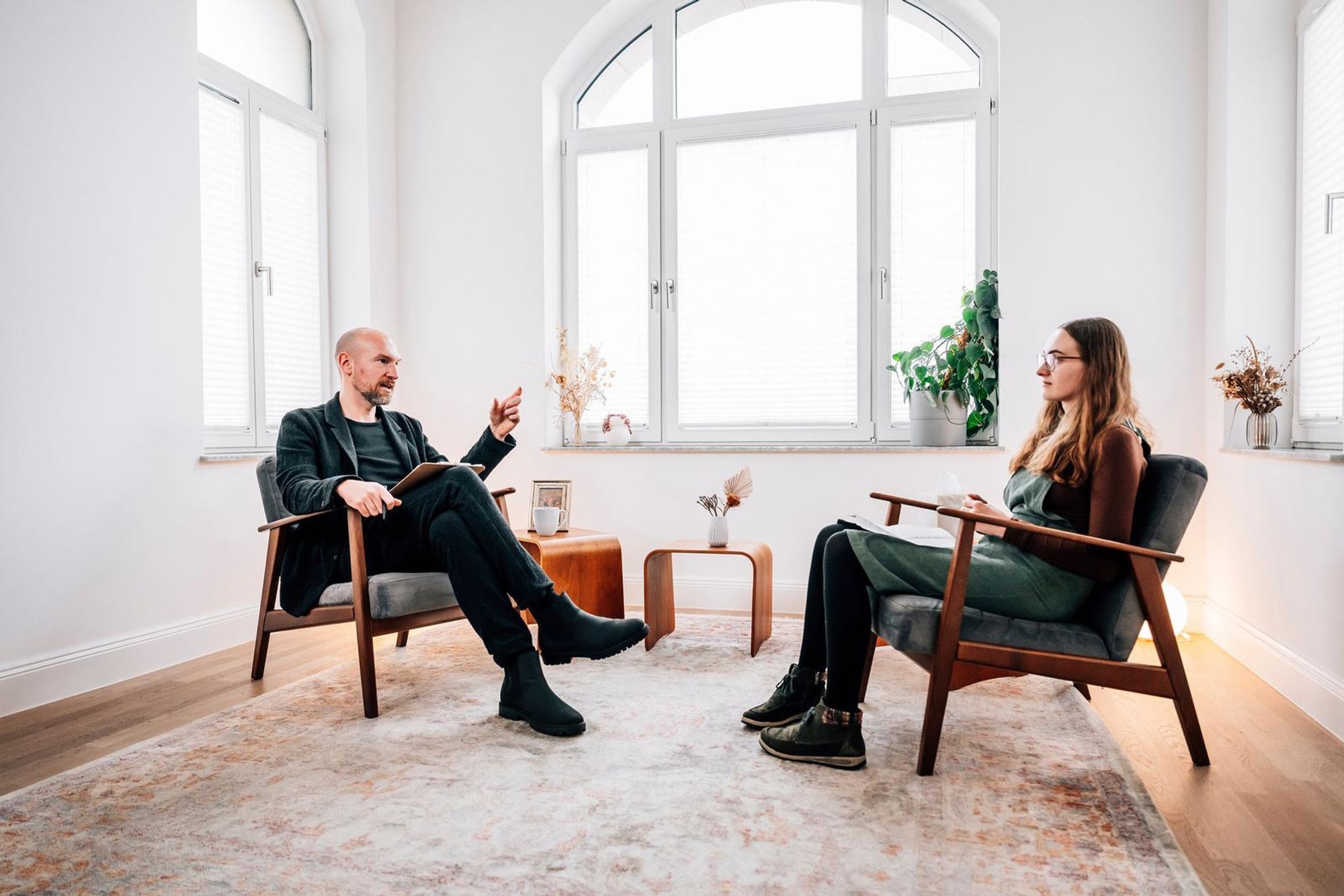 Mandy beginnt eine Therapie bei Daniel Wagner. (Bild: ZDF und Jann Höfer)