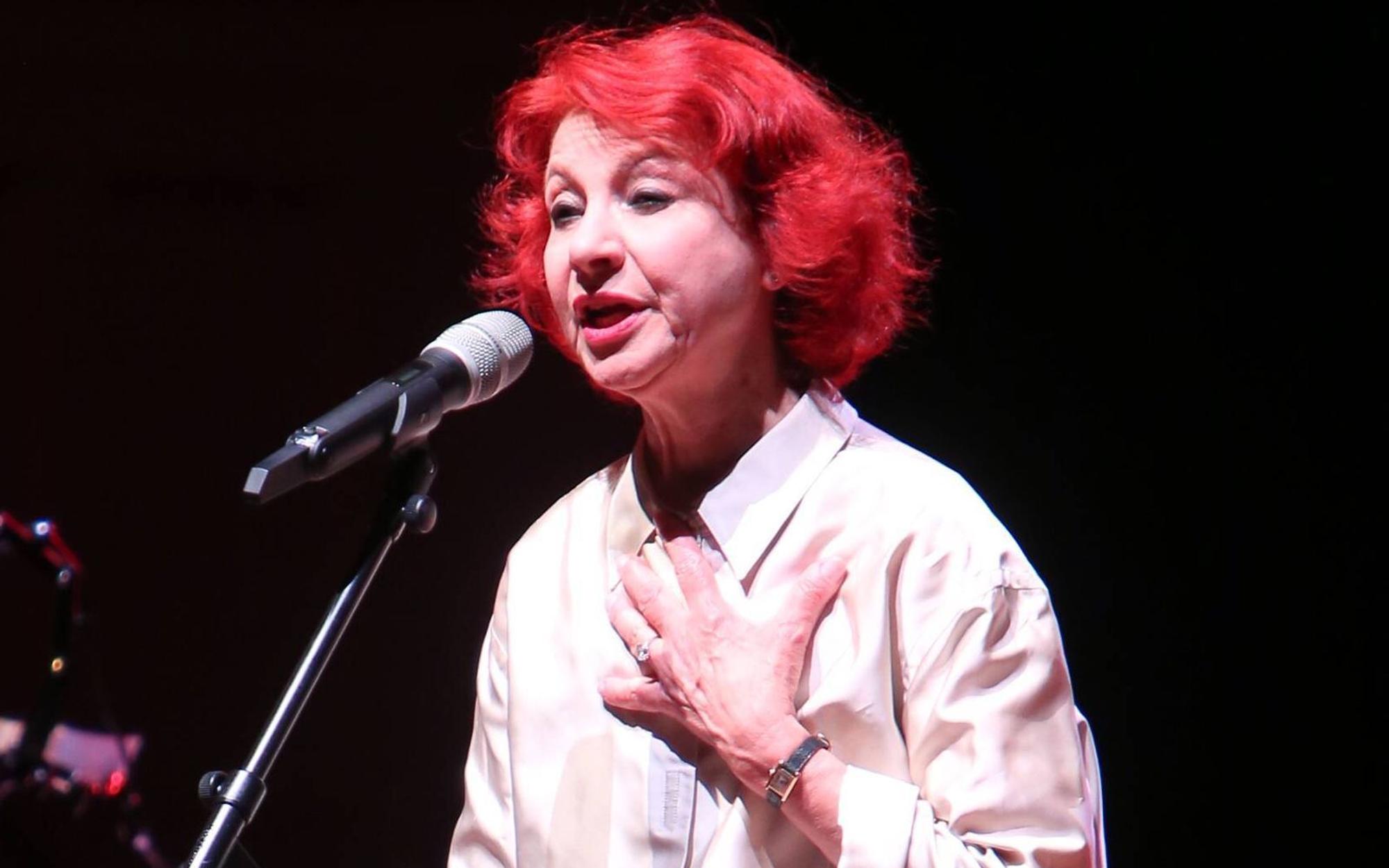Bis heute tritt Esther Ofarim - hier 2016 beim Galaabend zum 175. Geburtstag des Hamburger St. Pauli Theaters - immer wieder als Sängerin auf. (Bild: IMAGO / Stephan Wallocha)