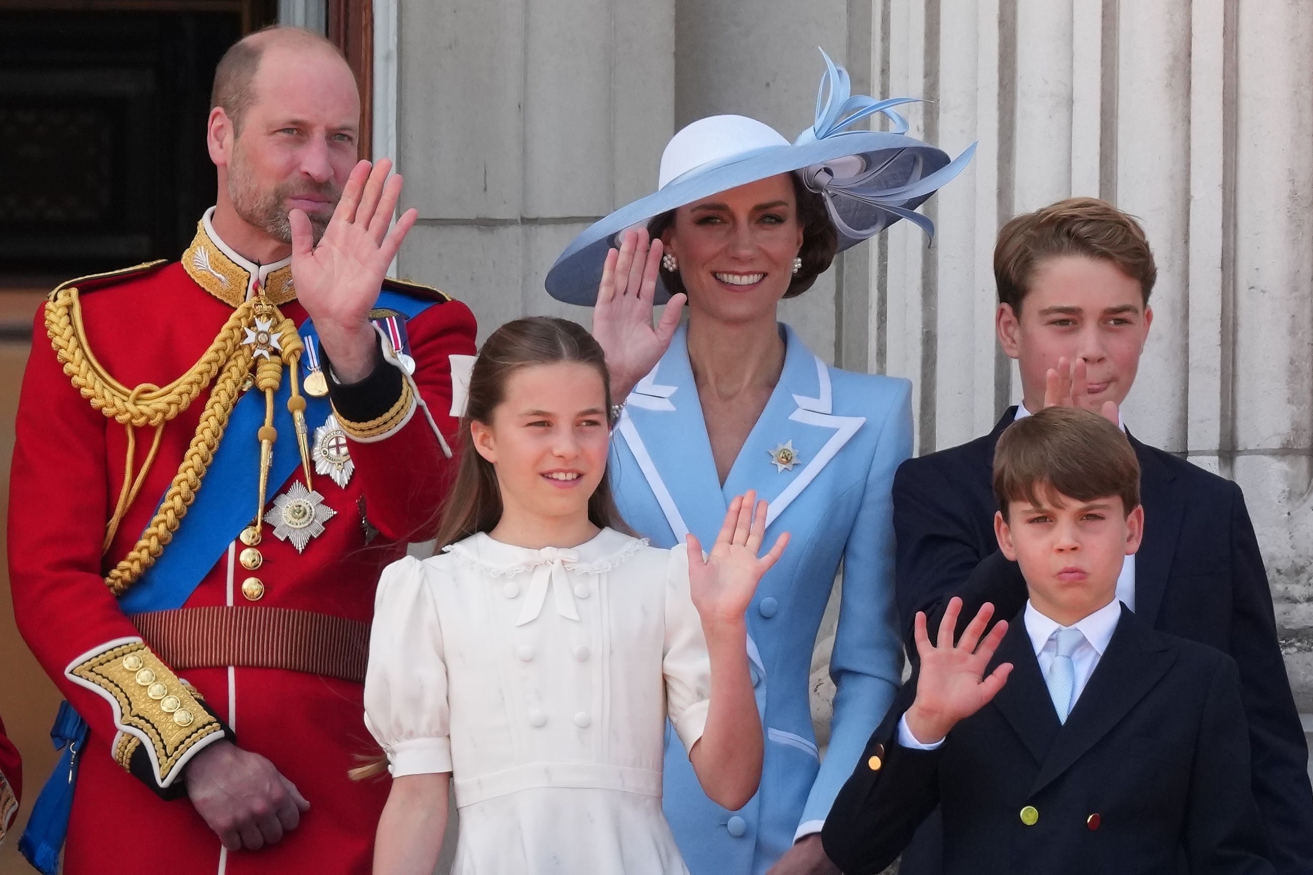 Prinz William und Prinzessin Kate sowie ihre Kinder Prinzessin Charlotte, Prinz George und Prinz Louis winken der Menge vom Balkon des Buckingham-Palasts aus zu, während der „Trooping the Colour“, der jährlichen Geburtstagsparade des Königs Charles III.