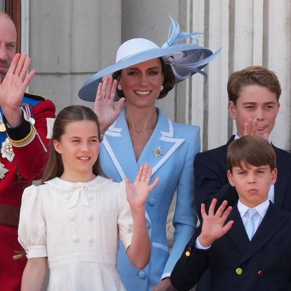 Prinz William und Prinzessin Kate sowie ihre Kinder Prinzessin Charlotte, Prinz George und Prinz Louis winken der Menge vom Balkon des Buckingham-Palasts aus zu, während der „Trooping the Colour“, der jährlichen Geburtstagsparade des Königs Charles III.