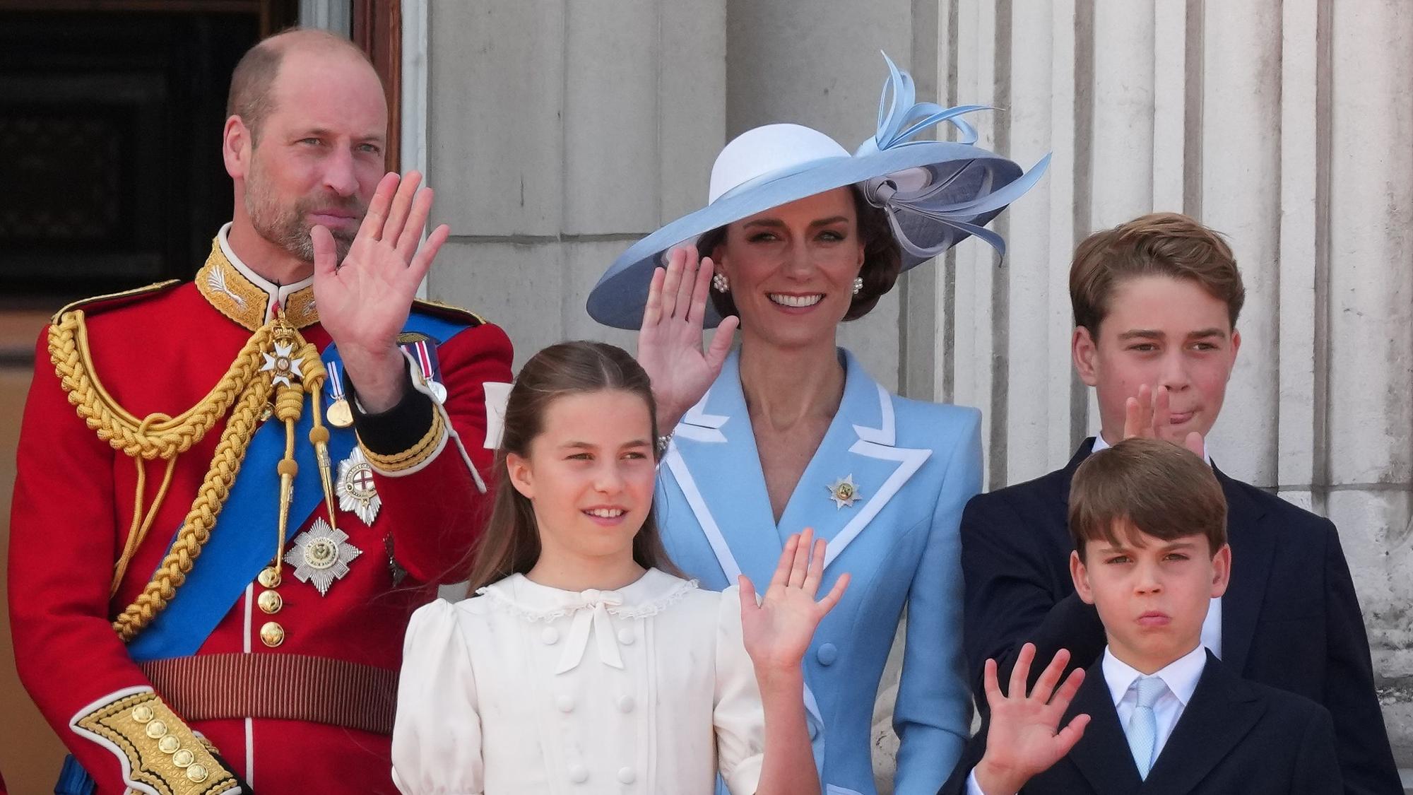 Prinz William und Prinzessin Kate sowie ihre Kinder Prinzessin Charlotte, Prinz George und Prinz Louis winken der Menge vom Balkon des Buckingham-Palasts aus zu, während der „Trooping the Colour“, der jährlichen Geburtstagsparade des Königs Charles III.