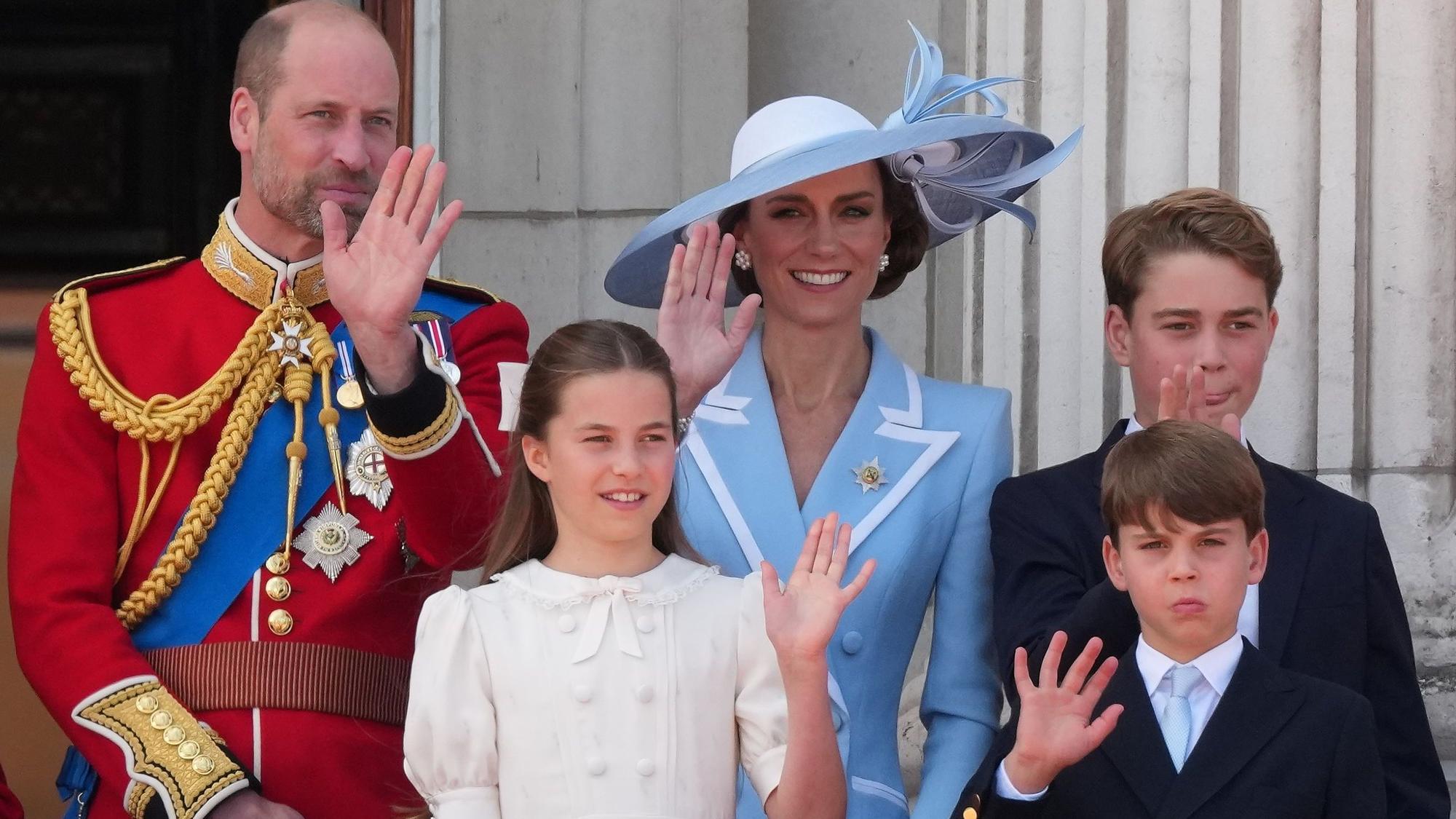 Prinz William und Prinzessin Kate sowie ihre Kinder Prinzessin Charlotte, Prinz George und Prinz Louis winken der Menge vom Balkon des Buckingham-Palasts aus zu.
