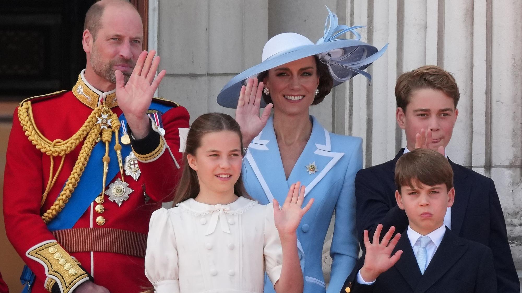Der britische Prinz William und Kate, Prinzessin von Wales, sowie ihre Kinder Prinzessin Charlotte, Prinz George und Prinz Louis winken der Menge vom Balkon des Buckingham-Palasts aus zu, während der „Trooping the Colour“, der jährlichen Geburtstagsparade des Königs Charles III.