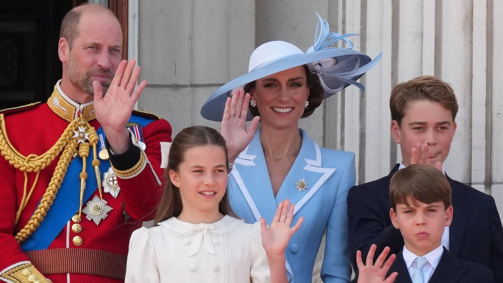 Prinz William und Prinzessin Kate sowie ihre Kinder Prinzessin Charlotte, Prinz George und Prinz Louis winken der Menge vom Balkon des Buckingham-Palasts aus zu, während der „Trooping the Colour“, der jährlichen Geburtstagsparade des Königs Charles III.