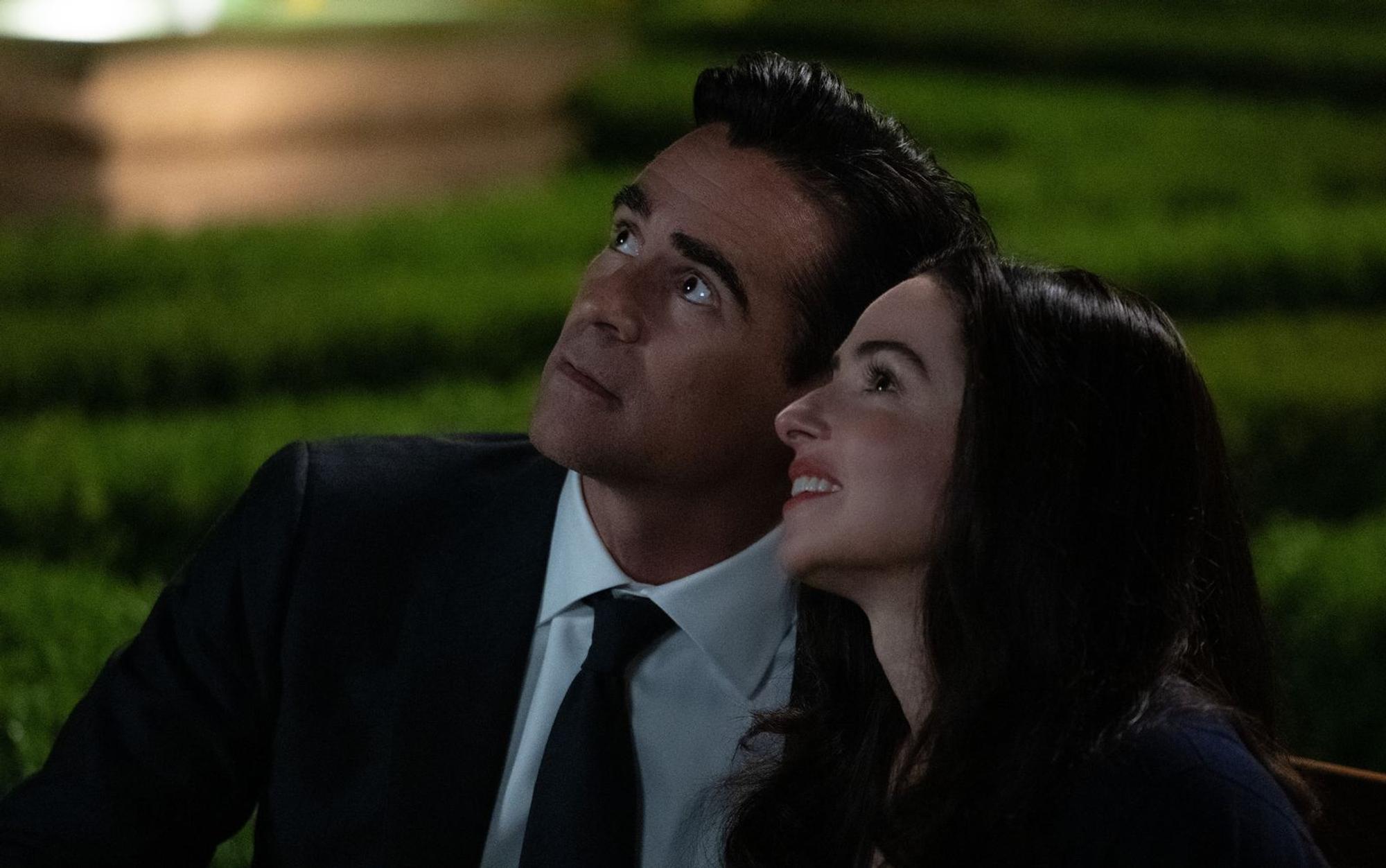 John Sugar (Colin Farrell) und seine mysteriöse Hotel-Bekanntschaft (Laura Donnelly) blicken zu den Sternen. Für John ist der Blick nicht nur ein romantischer Akt, sondern mit Gefühlen rund um Verlust und persönlichen Erinnerungen verknüpft. (Bild: Apple TV)