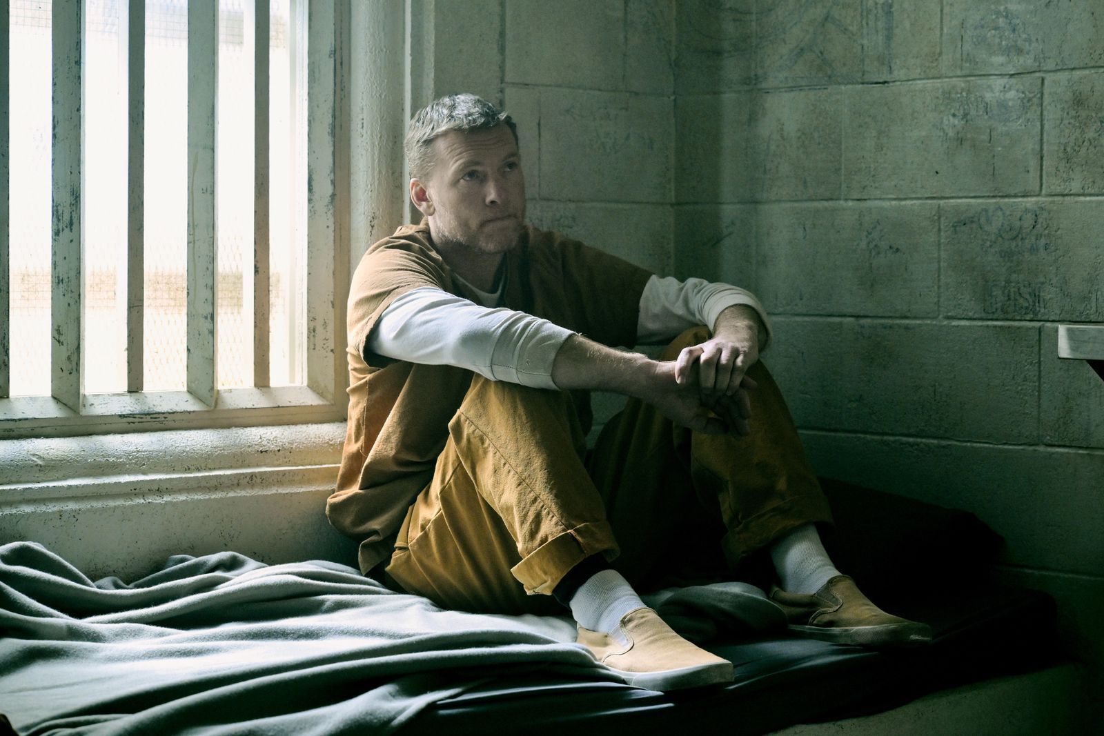 David Burroughs (Sam Worthington) sitzt für einen Mord im Gefängnis, der sich, wie es aussieht, nie ereignet hat.  (Bild: Christos Kalohoridis/NETFLIX © 2025)