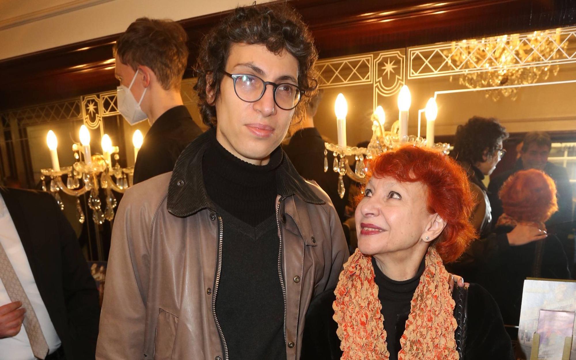 Esther Ofarim ist eine stolze Mama: David von Sell, ihr Sohn aus zweiter Ehe, ist ebenfalls Musiker. (Bild: IMAGO / Stephan Wallocha)