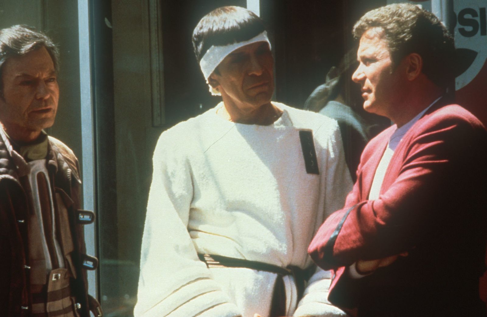 Dr. McCoy (DeForest Kelley, links) Mr. Spock (Leonard Nimoy, Mitte) und Kirk (William Shatner) müssen sich mühsam im San Francisco der Gegenwart zurechtfinden.  (Bild: ZDF/Bruce Birmelin)
