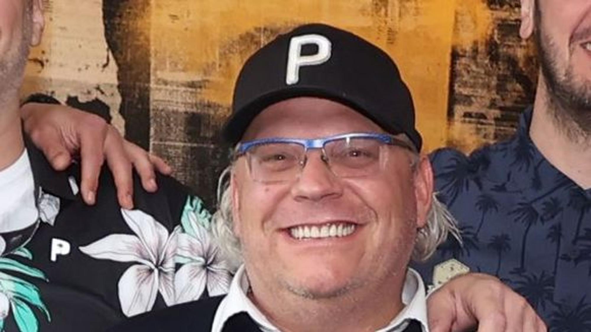 Der Kölner Unternehmer Oliver Dillenburger trägt eine Brille mit blauem Rand und ein schwarzes Käppi.