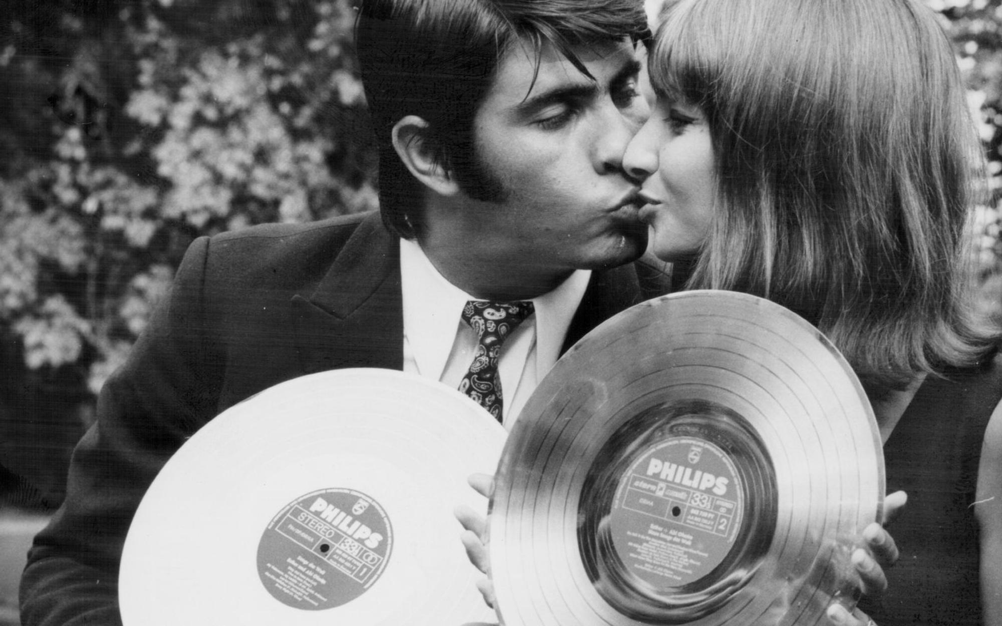Allein in Deutschland verkauften Esther und Abi Ofarim - hier bei der Verleihung von zwei Goldenen Schallplatten - Millionen von Tonträgern. (Bild: Keystone/Hulton Archive/Getty Images)