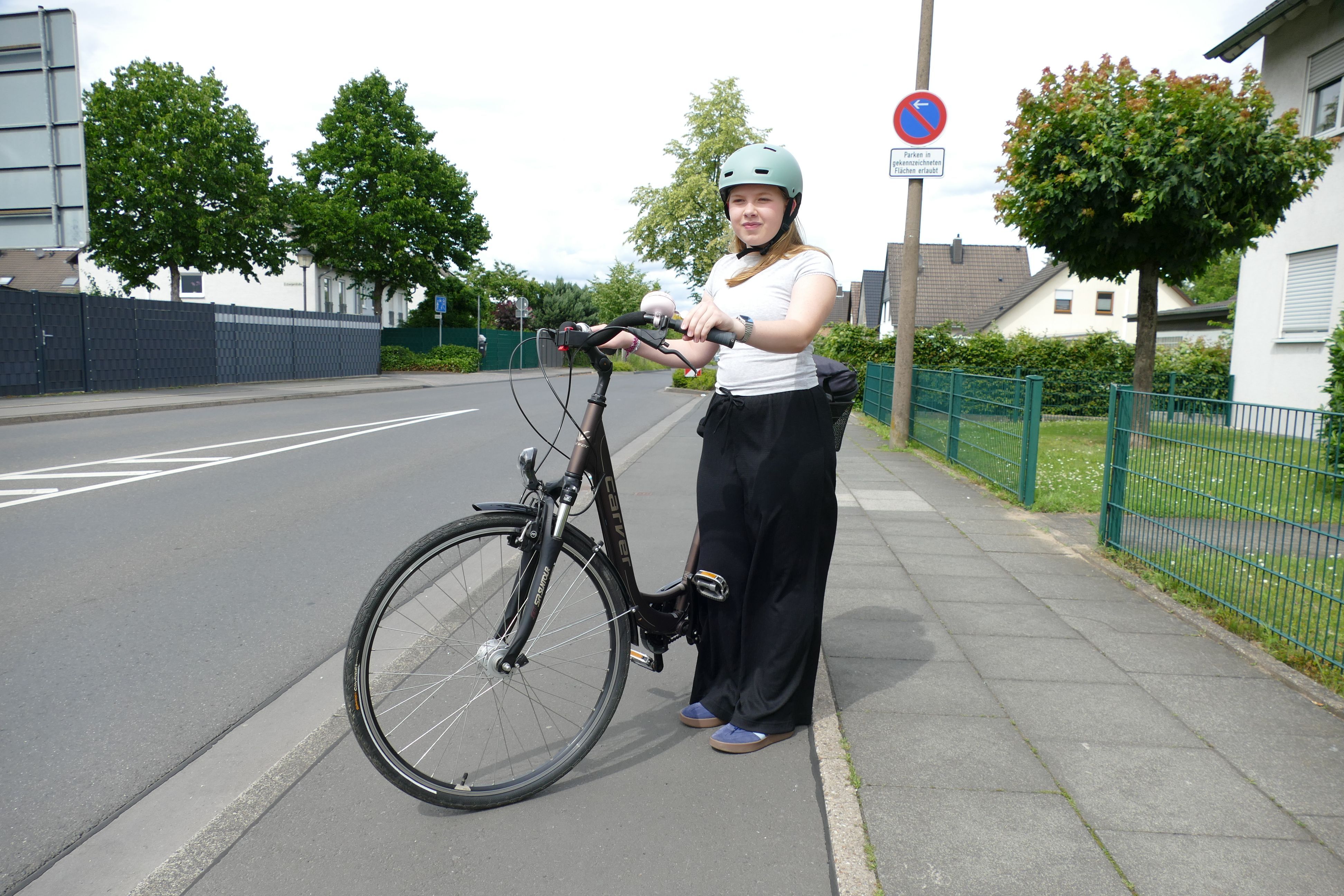 Rosemarie Placke (11) aus Spich geht auf die Ursulinenschule in Bornheim - und fährt seit der Brückensperrung lieber mit dem Fahrrad.