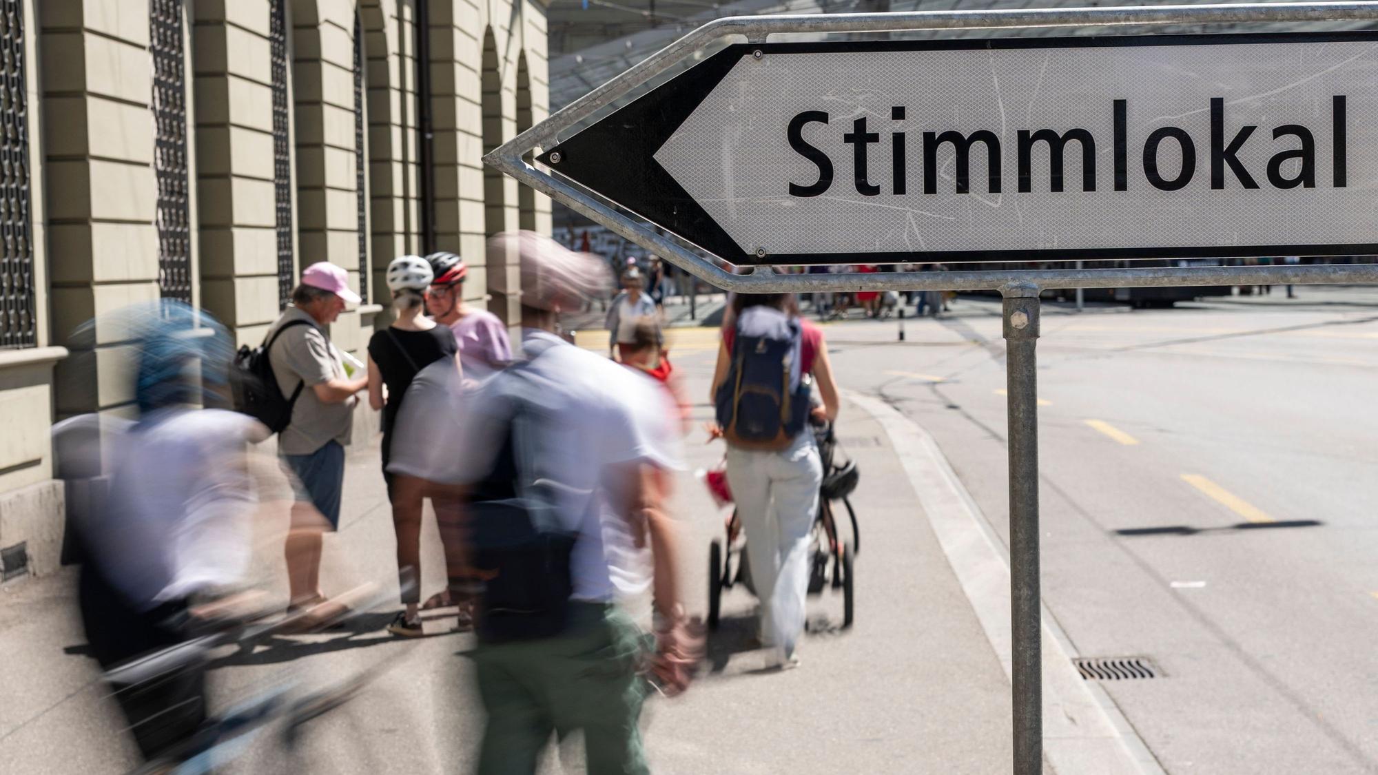 Am Wahlsonntag strömten die Menschen zum Wahllokal in der Nähe des Bahnhofs, wo über die Initiative „Nein zur 10-Millionen-Schweiz“ abgestimmt wurde.