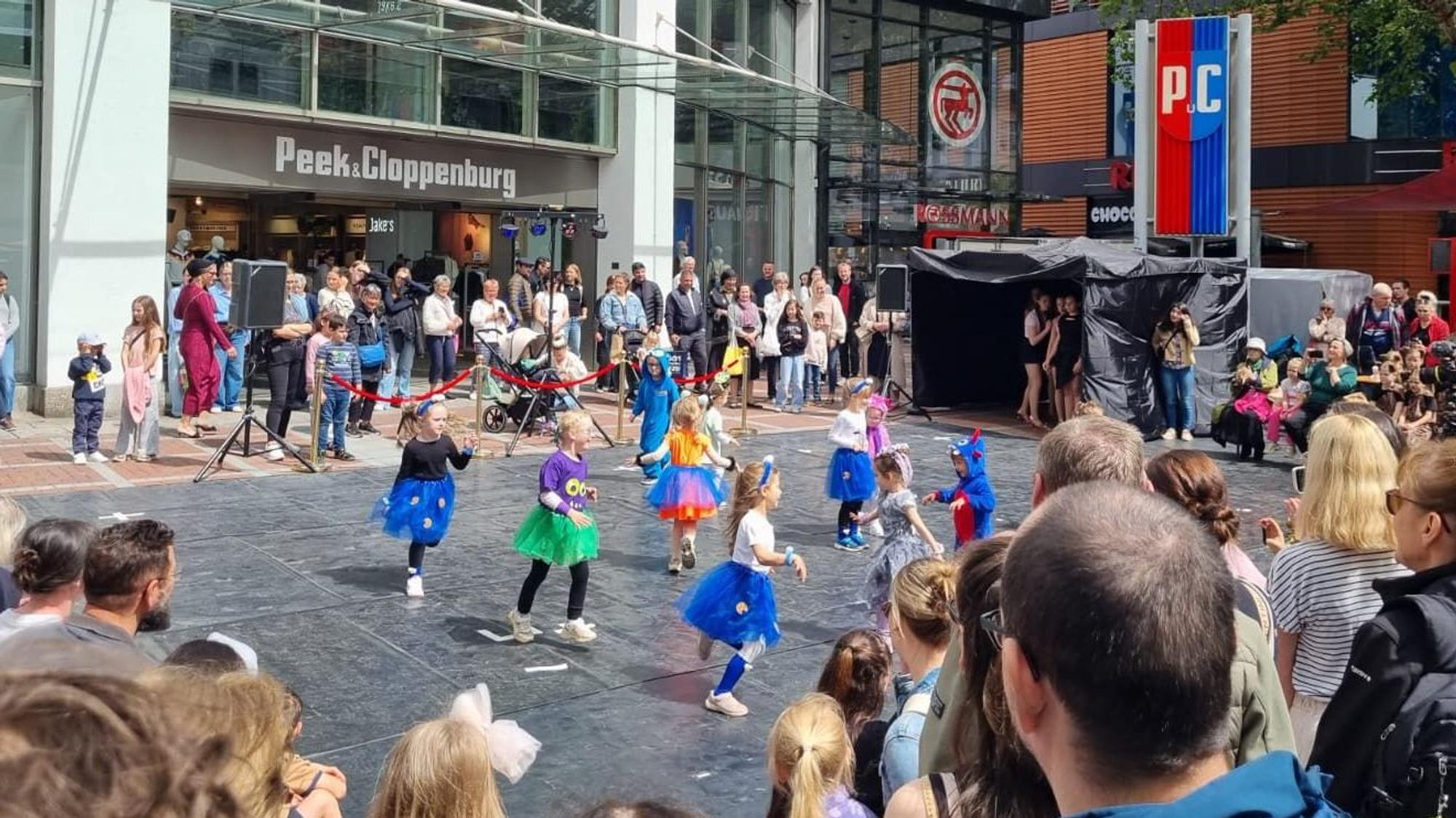 Die Tänzerinnen und Tänzer begeistern das Publikum in der Wiesdorfer Innenstadt mit ihrem Tanz