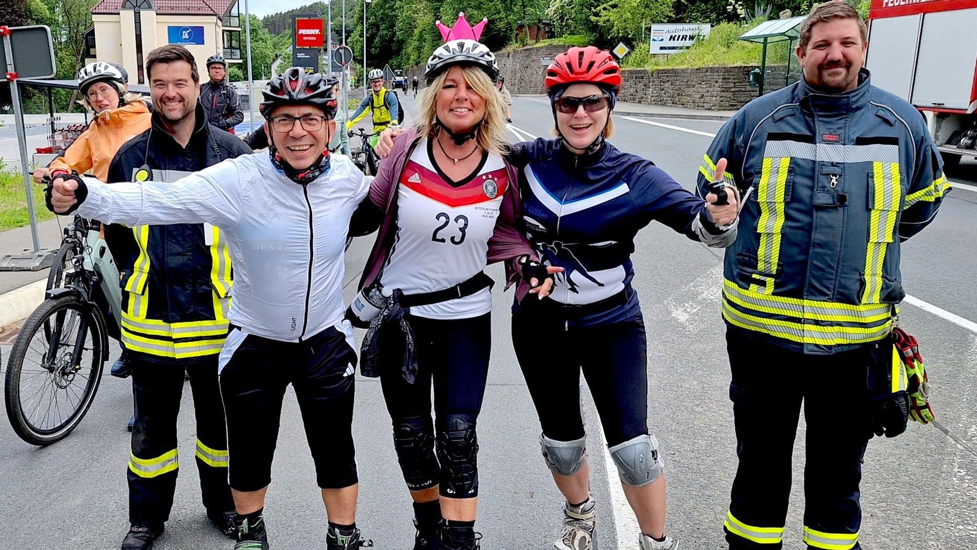 Zwei Frauen und ein Mann lachen auf Inlinern in die Kamera.