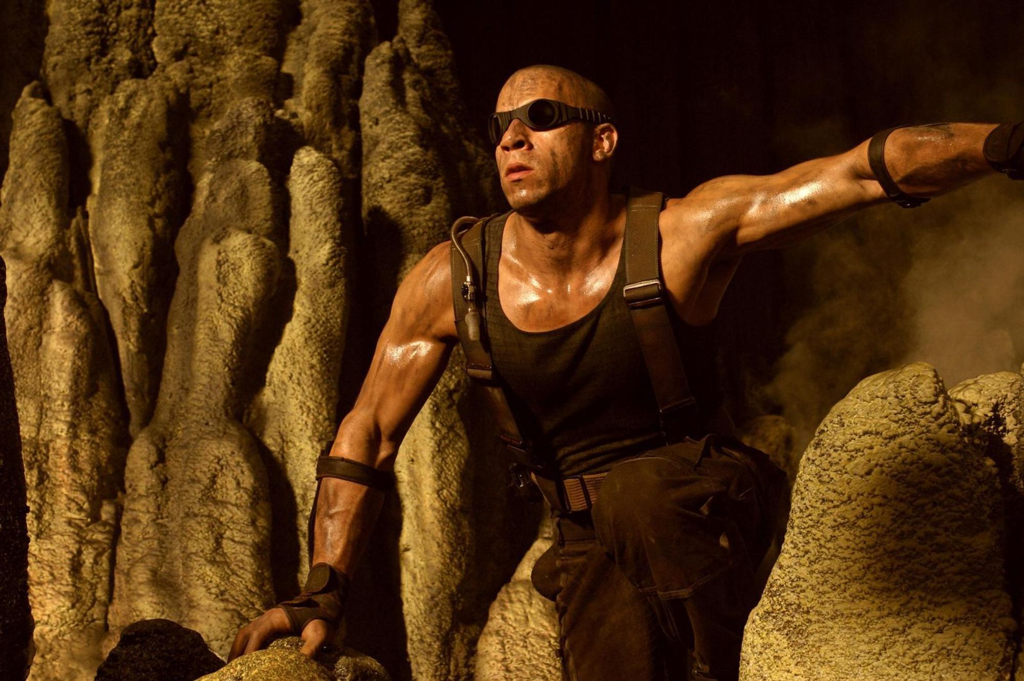 Fünf Jahre lang konnte sich Riddick (Vin Diesel) vor den auf ihn angesetzten Kopfgeldjägern verstecken. Doch die ruhigen Tage sind vorbei ...
(Bild: ProSieben/2004 Universal Studios. All Rights Reserved. / Joseph Lederer)