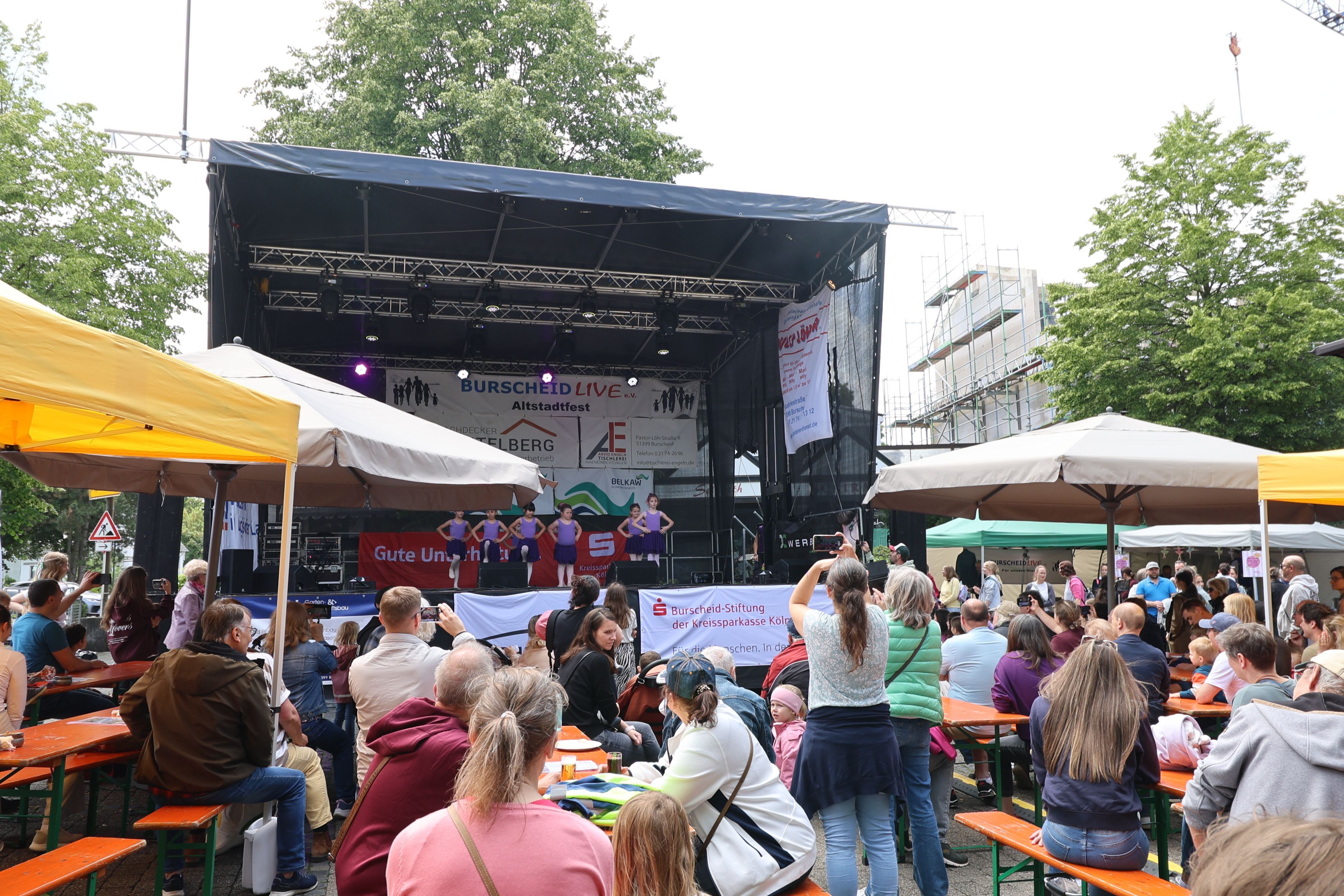 Besucher beim Altstadtfest in Burscheid