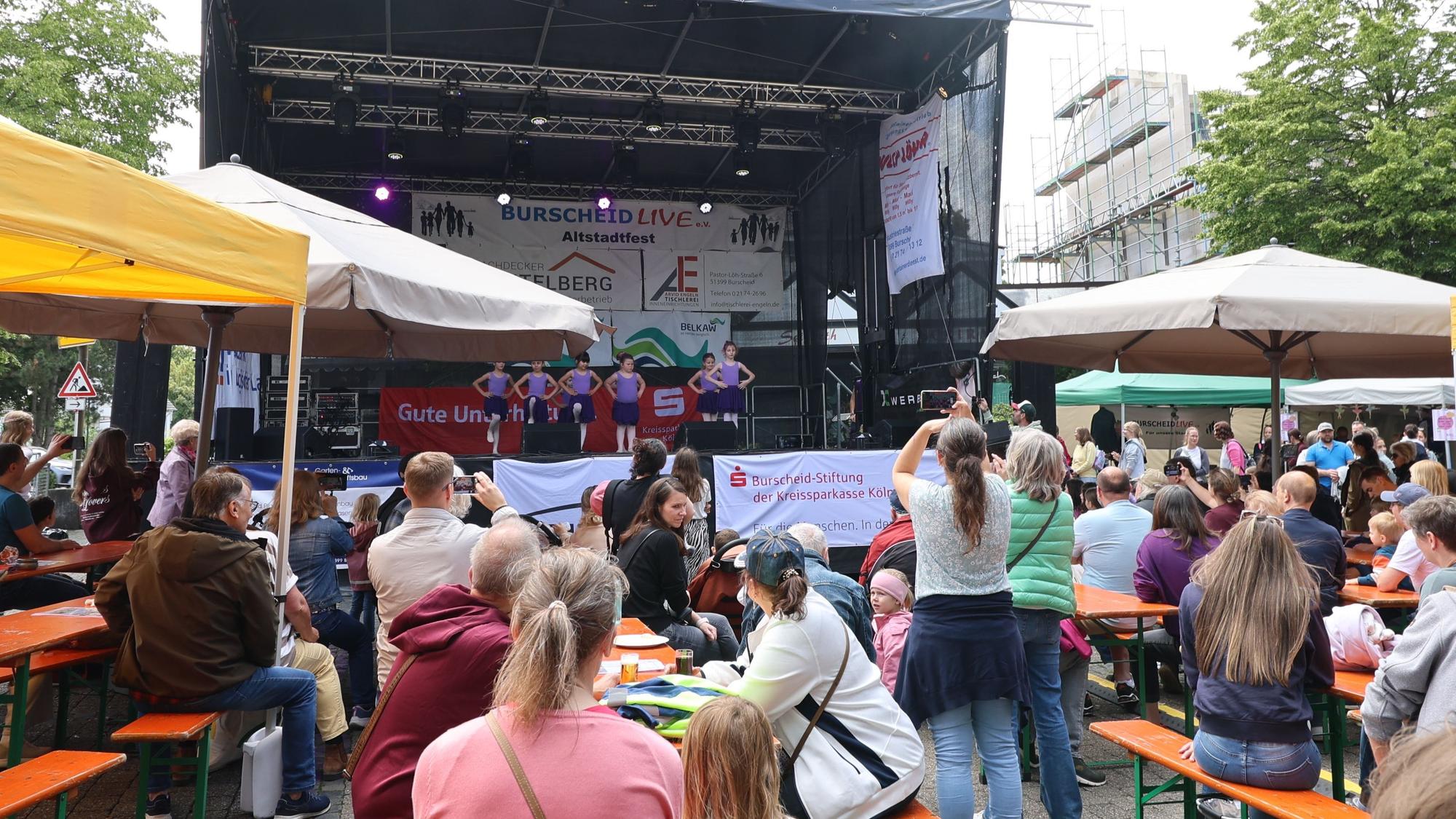 Besucher beim Altstadtfest in Burscheid