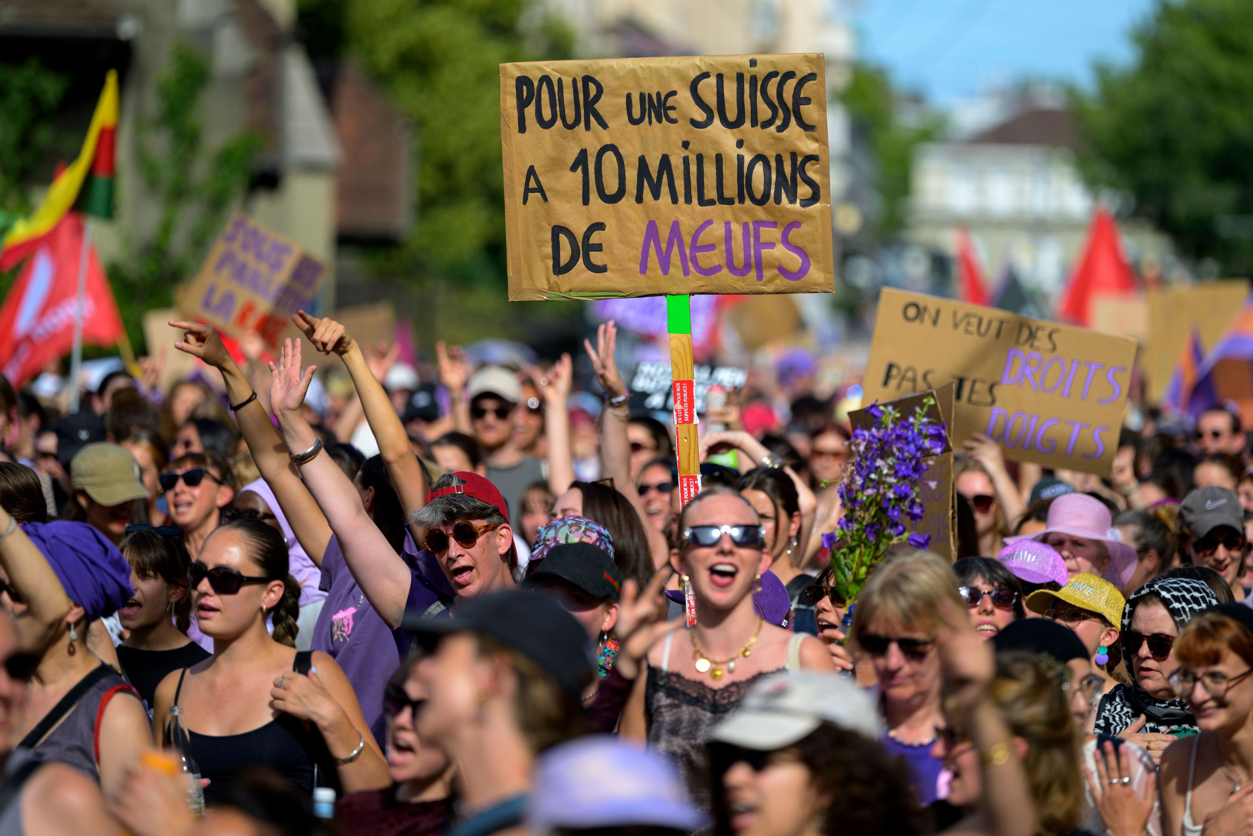 Frauen nehmen an einer Demonstration im Rahmen eines Frauenstreiktages im Vorfeld des bevorstehenden G7-Gipfels in Evian in Lausanne teil.