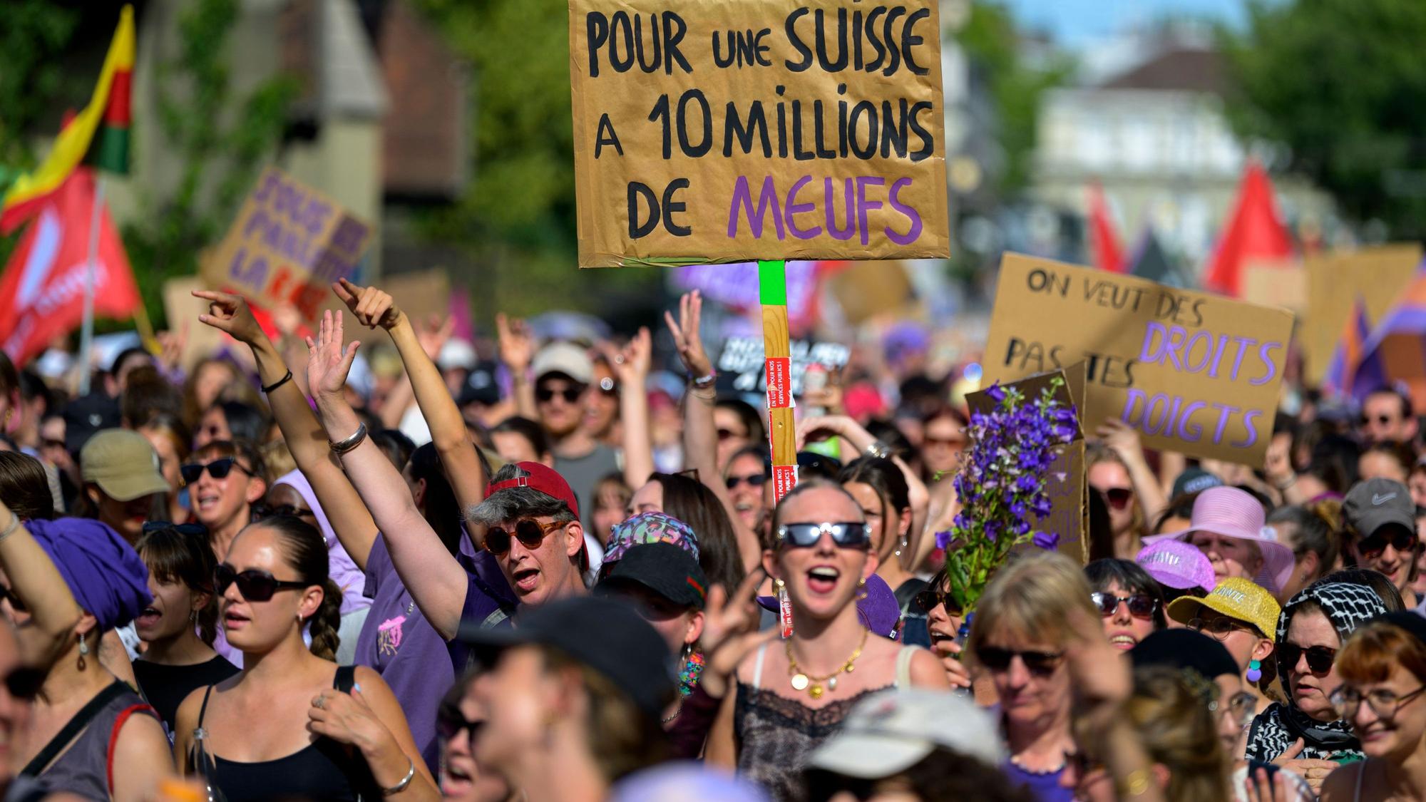 Frauen nehmen an einer Demonstration im Rahmen eines Frauenstreiktages im Vorfeld des bevorstehenden G7-Gipfels in Evian in Lausanne teil.