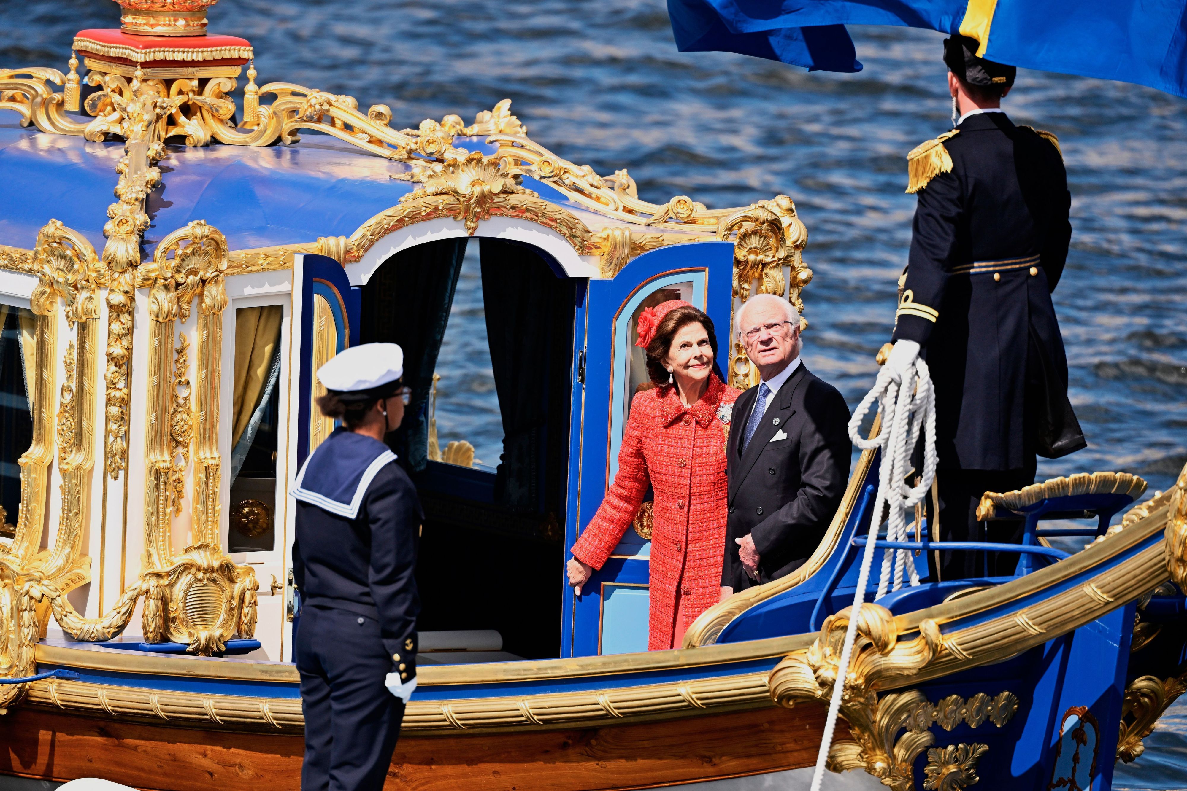 König Carl XVI. Gustaf und Königin Silvia gehen anlässlich ihrer Goldenen Hochzeit am Skeppsbron an Bord der königlichen Barkasse „Vasaorden“.