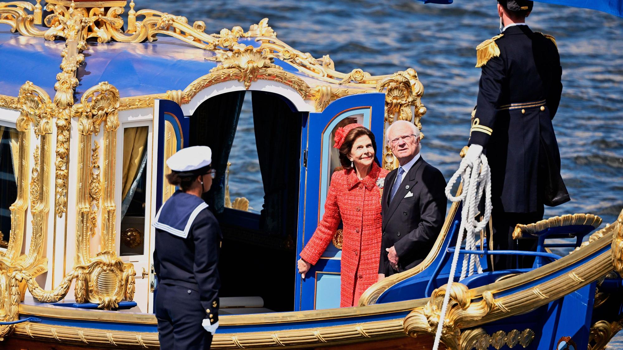 König Carl XVI. Gustaf und Königin Silvia gehen anlässlich ihrer Goldenen Hochzeit am Skeppsbron an Bord der königlichen Barkasse „Vasaorden“.