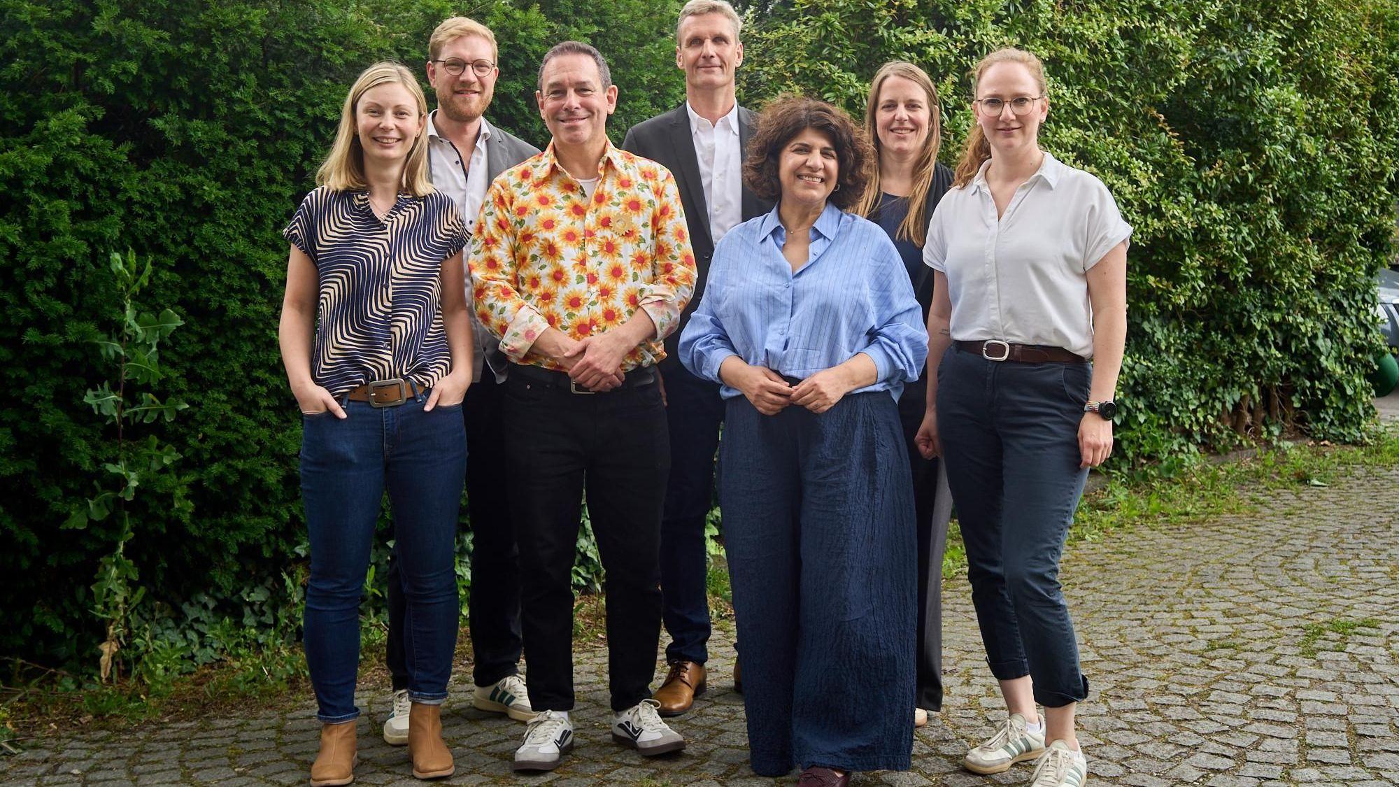 Svenja Bolldorf, Jonas Höltig, Arndt Klocke, Frank Jablonski, Berivan Aymaz, Petra Pinger und Eileen Woestmann (v.l.) wollen 2027 für die Grünen in den Landtag einziehen.