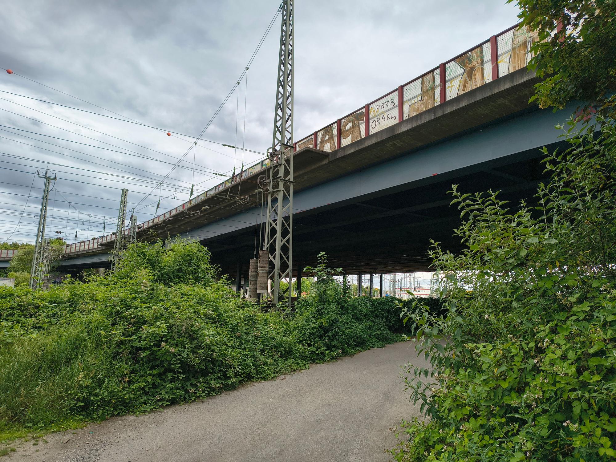 Die altersschwache Autobahnbrücke Eifeltor muss vor zu viel Lkw-Verkehr geschützt werden.