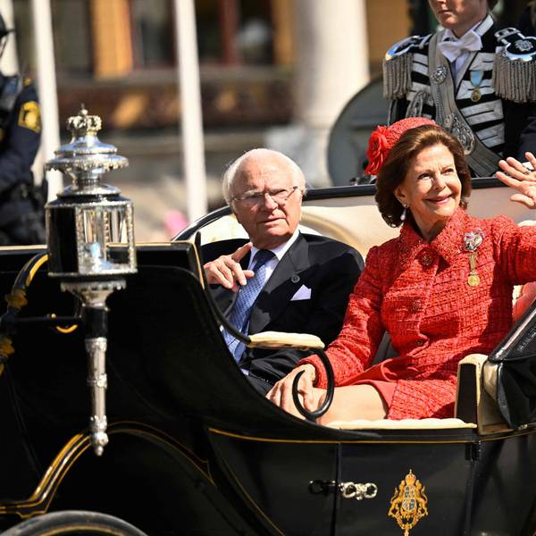 König Carl Gustaf und Königin Silvia winken in einer Kutsche.