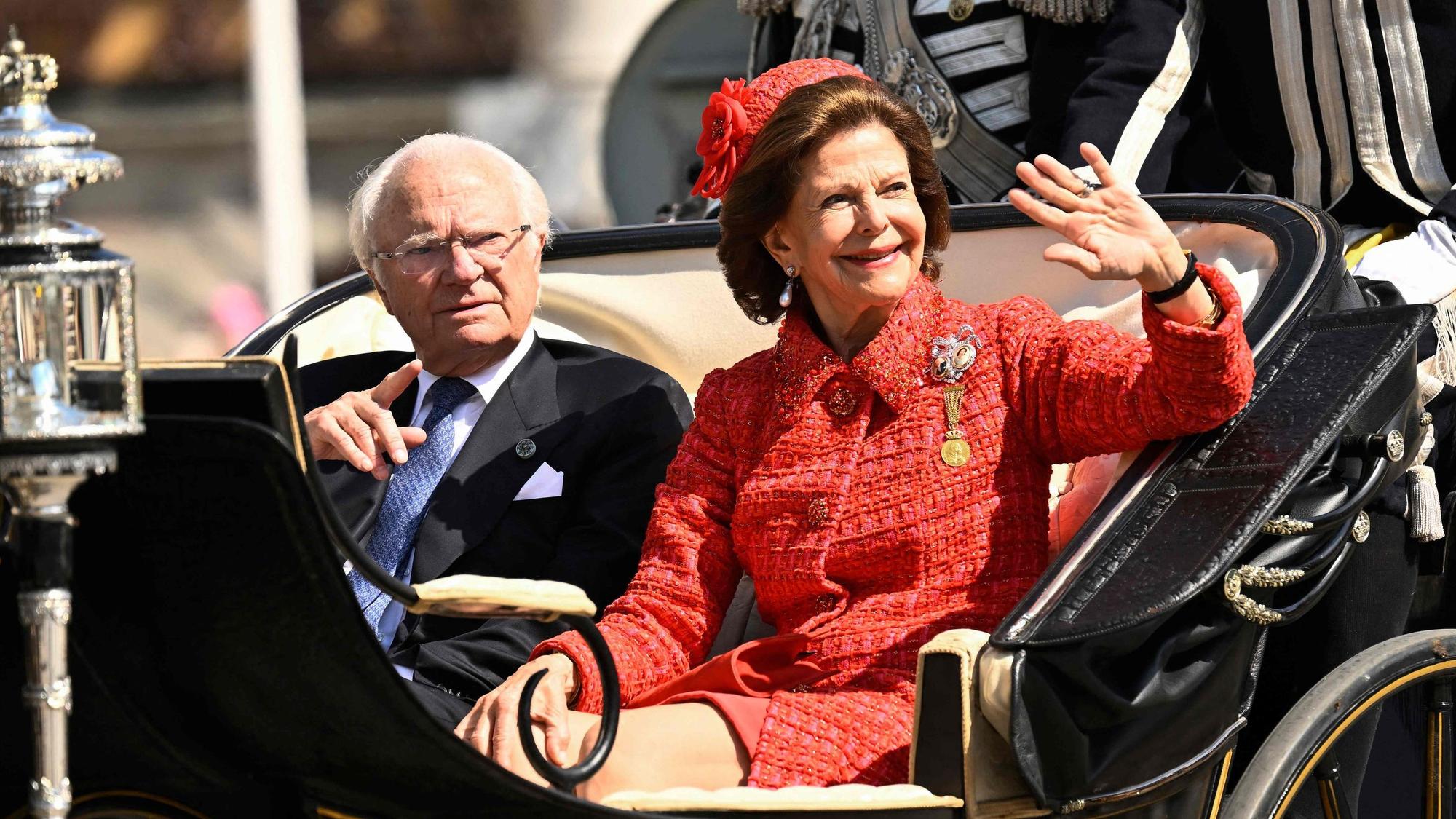 König Carl Gustaf und Königin Silvia winken in einer Kutsche.