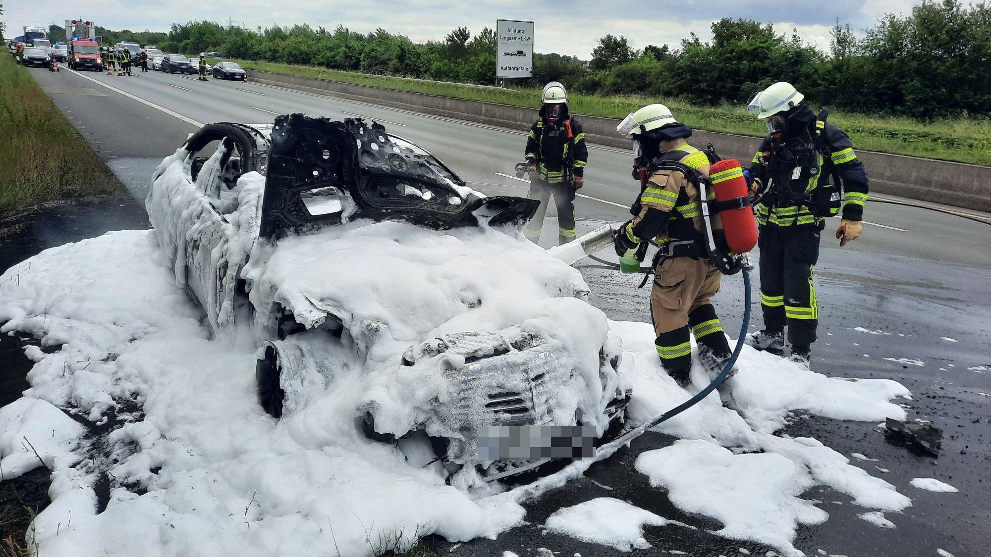 Feuerwehrleute setzen Löschschaum ein.