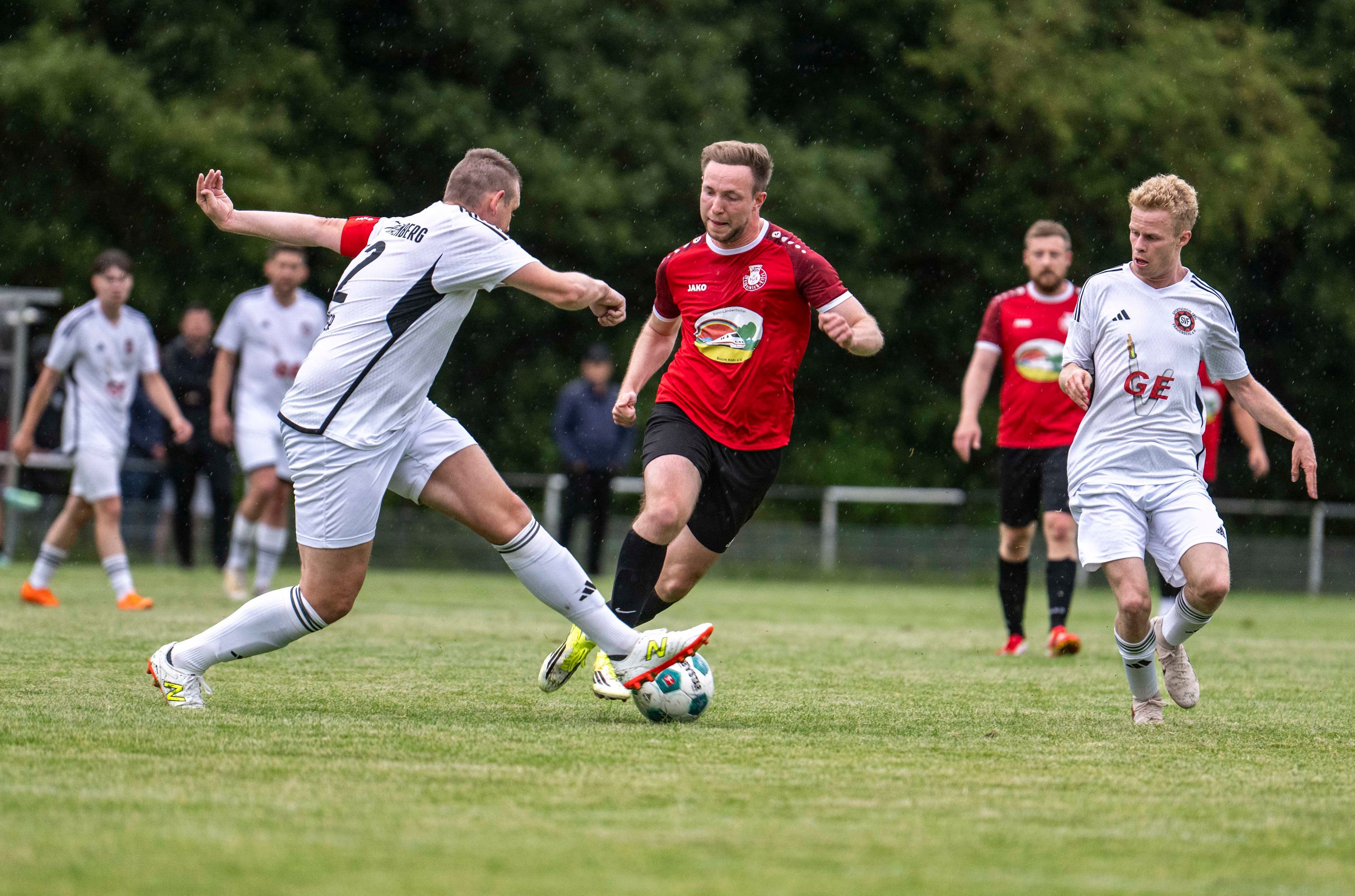 Das Bild zeigt Mechernichs Jonas Hohn, der den Ball durch das Mittelfeld treibt.