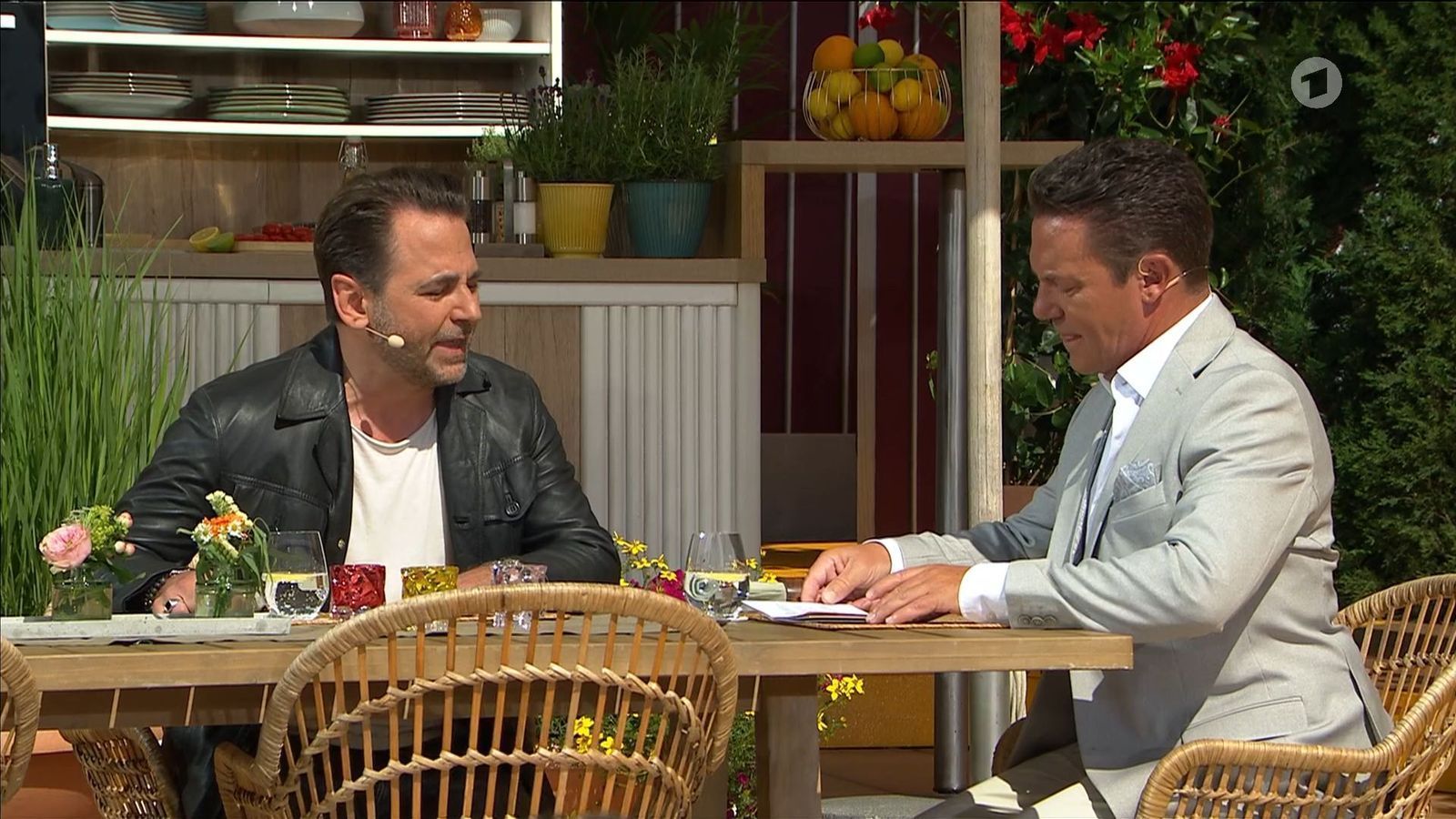 Sänger Dennis Wilms (links) kochte für Stefan Mross eine leckere Salsiccia-Pasta mit einem Schmand-Salat.  (Bild: ARD)
