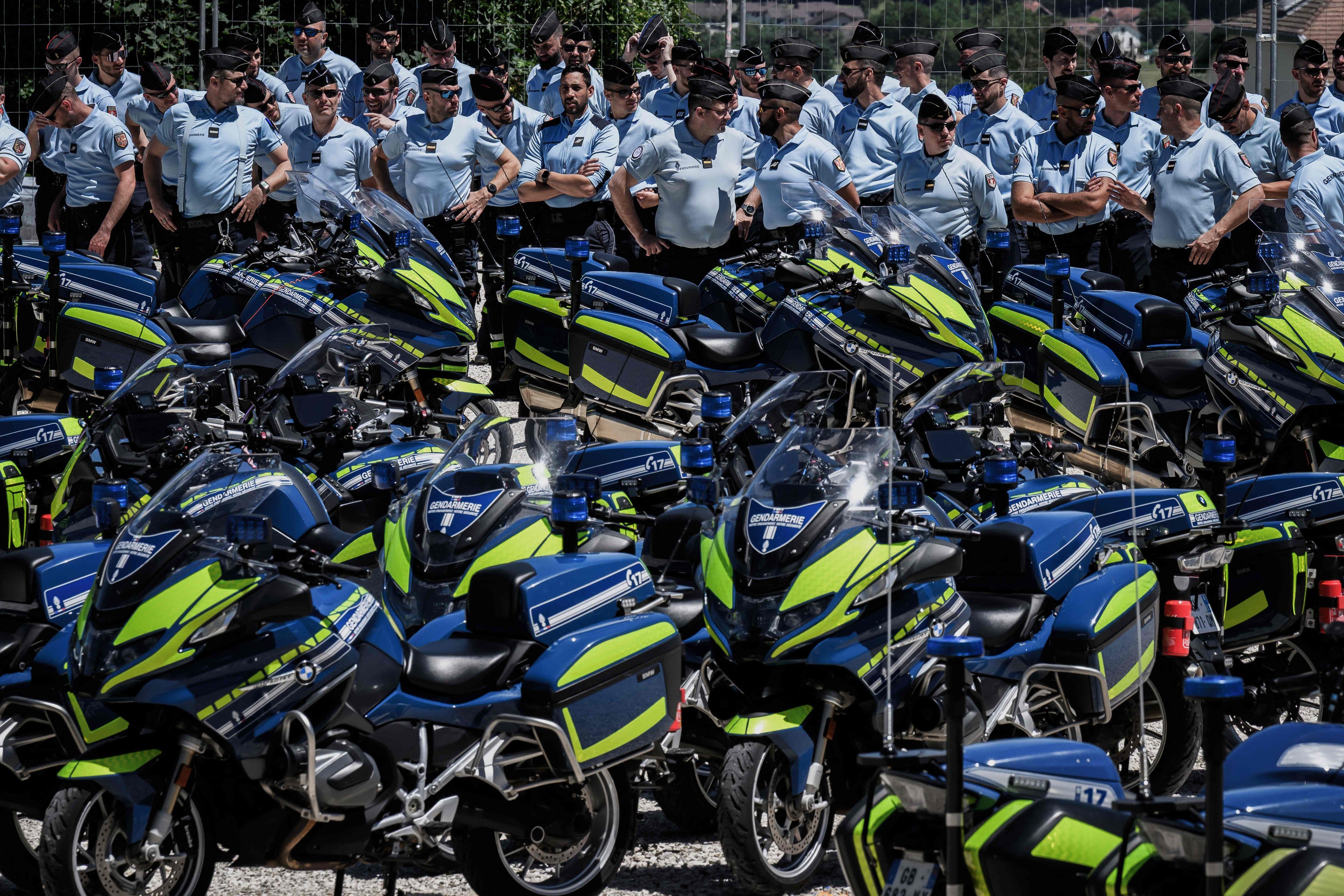 Mitglieder der Motorradeinheit der französischen Gendarmerie stehen in La Roche-sur-Foron neben ihren Motorrädern und nehmen an einer allgemeinen Einsatzbesprechung für die Sicherheitsmaßnahmen anlässlich des G7-Gipfels teil.