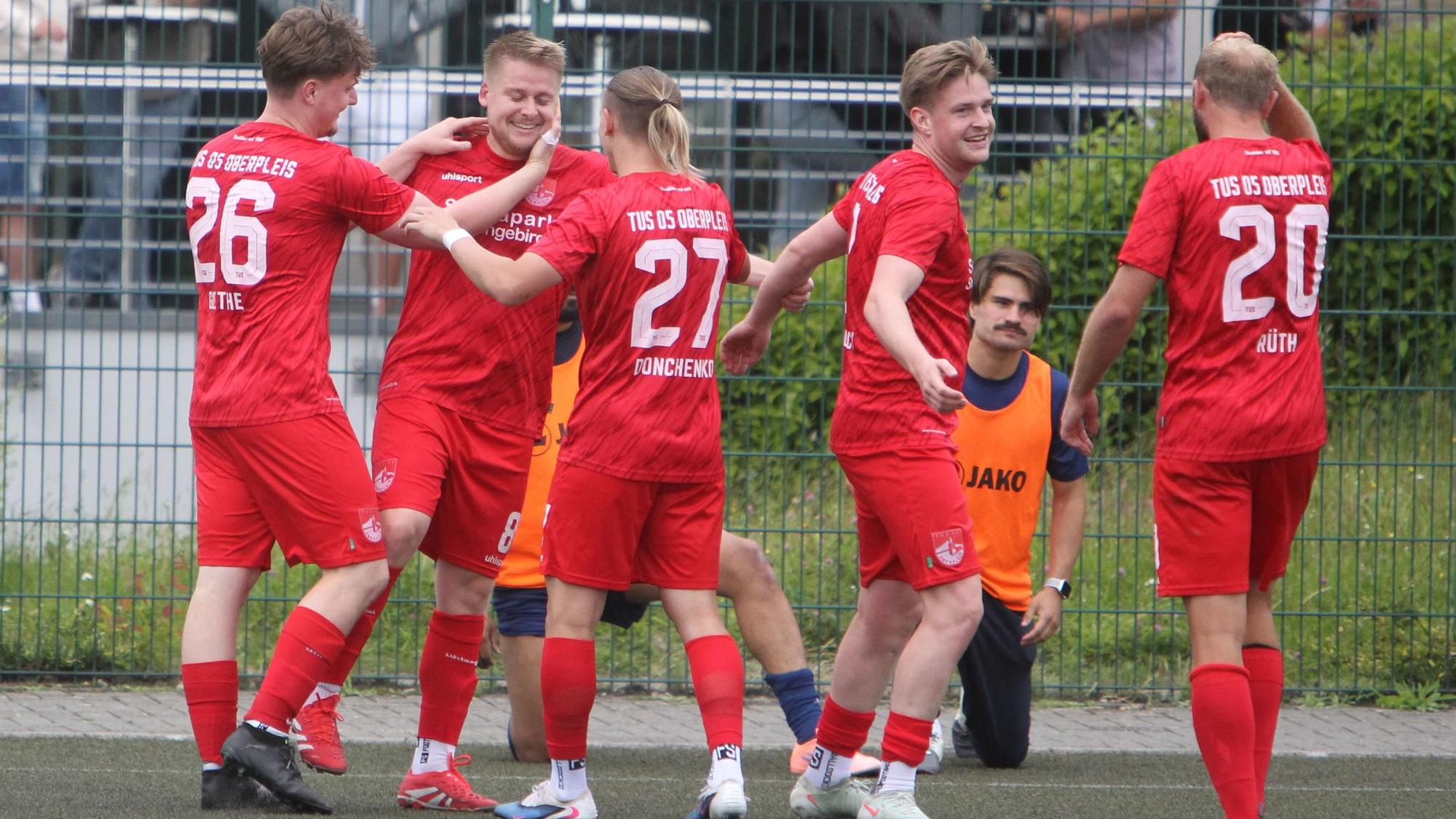Thomas Schönherr (Zweiter von links) hat soeben das 3:1 erzielt.