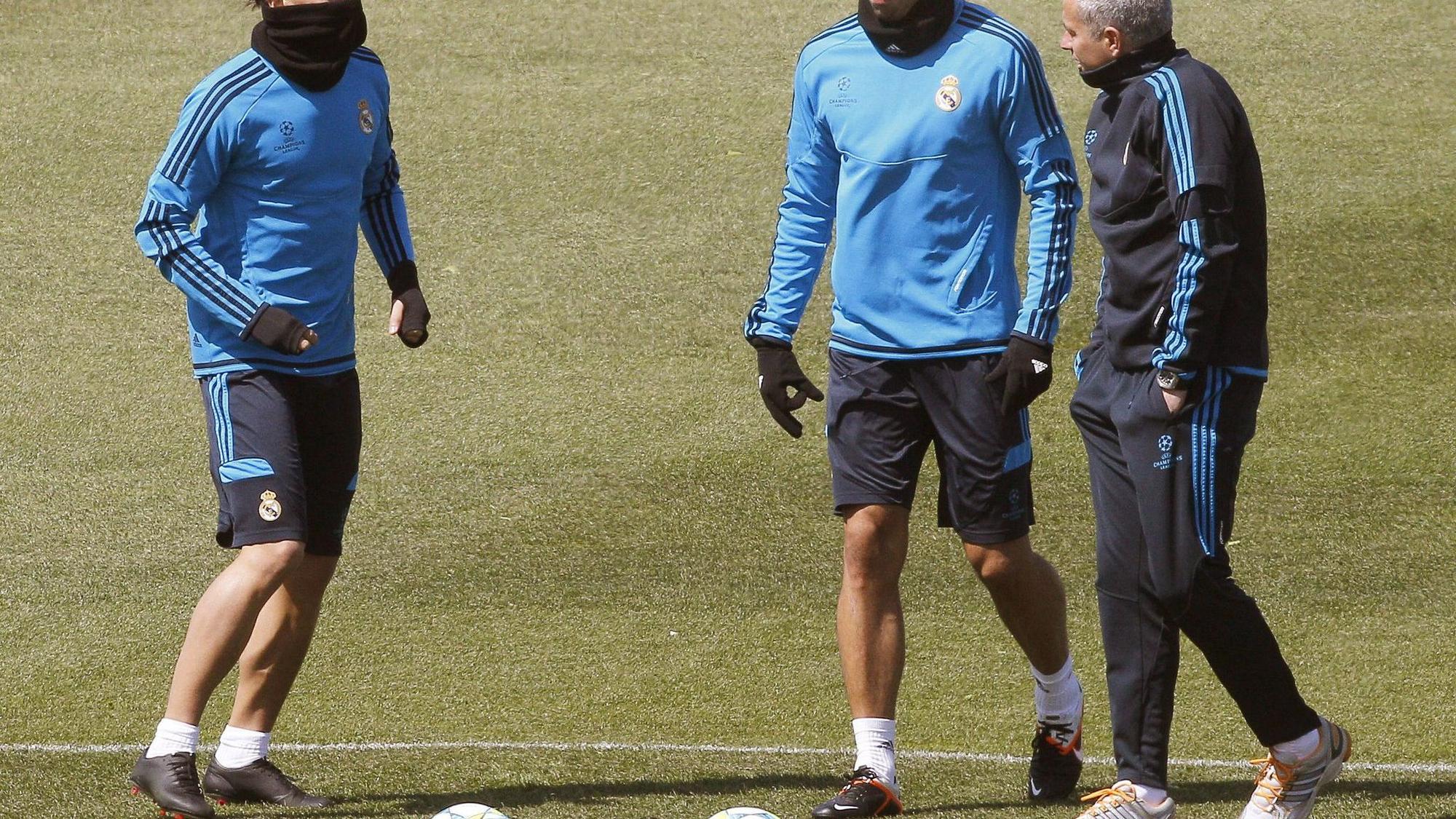 José Mourinho (r) und Sami Khedira (M)