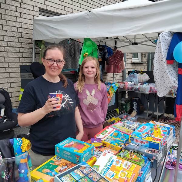 Frau mit Kind an einem Flohmarktstand