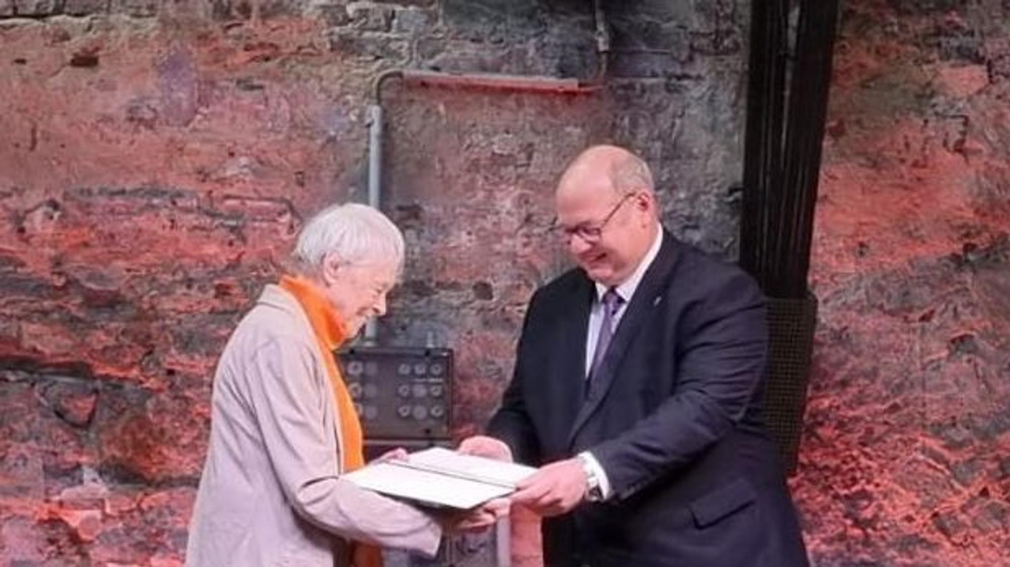 Oberbürgermeister Stefan Hebbel verleiht Renate Steudel den Verdienstorden des Landes Nordrhein-Westfalen.