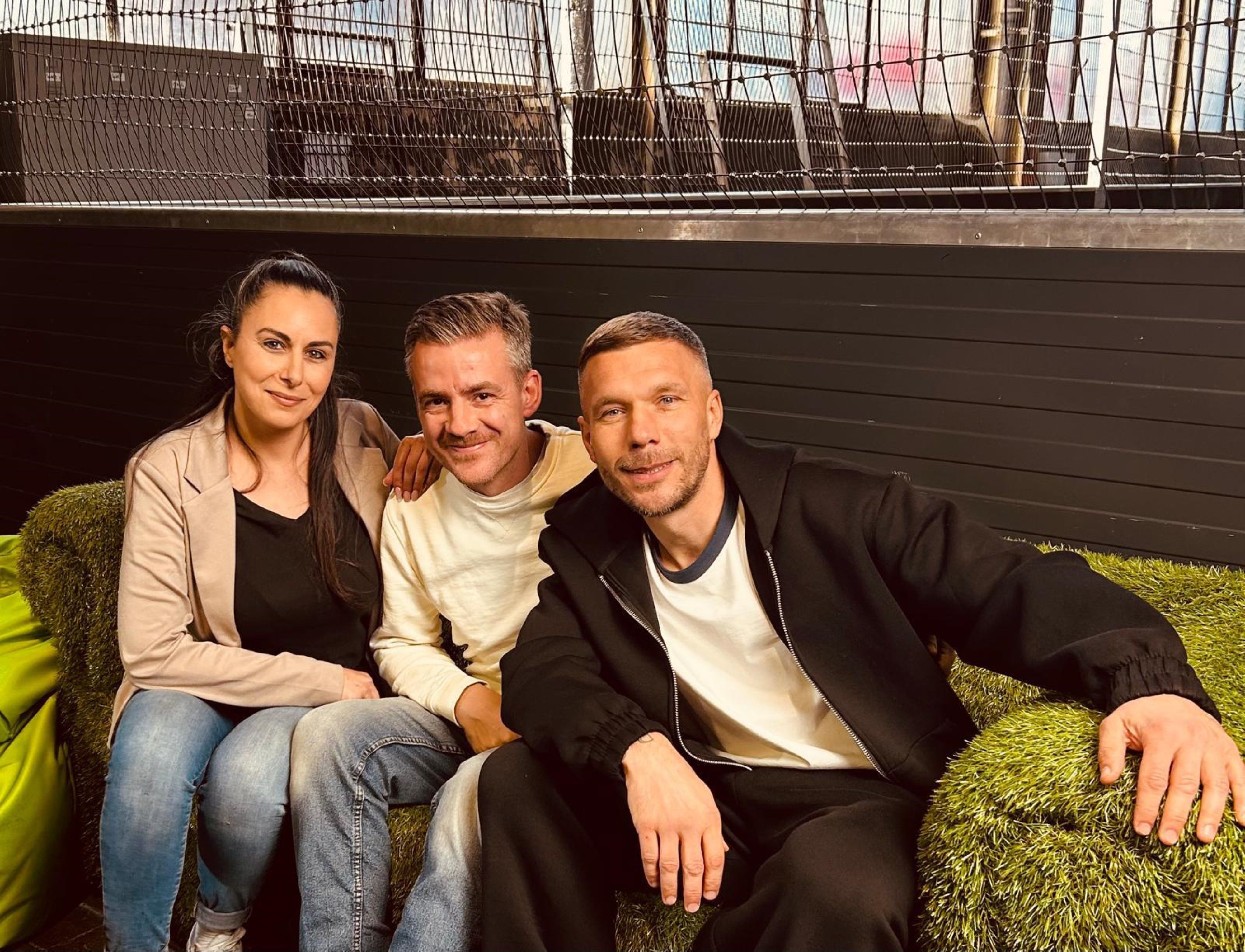 Sahar und Dominic Willms (v.l.) machten beim Werbedreh für Crocs-Schuhe mit Ex-Fußballer Lukas Podolski mit.