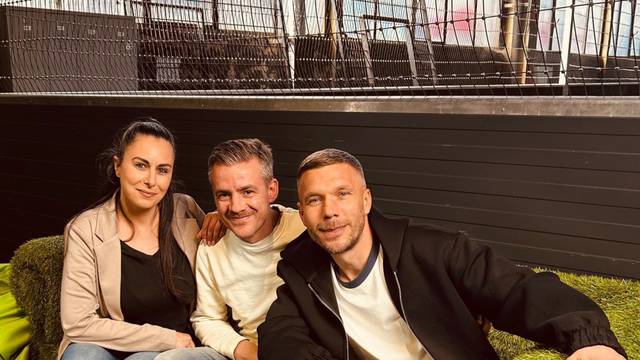 Sahar und Dominic Willms (v.l.) machten beim Werbedreh für Crocs-Schuhe mit Ex-Fußballer Lukas Podolski mit.