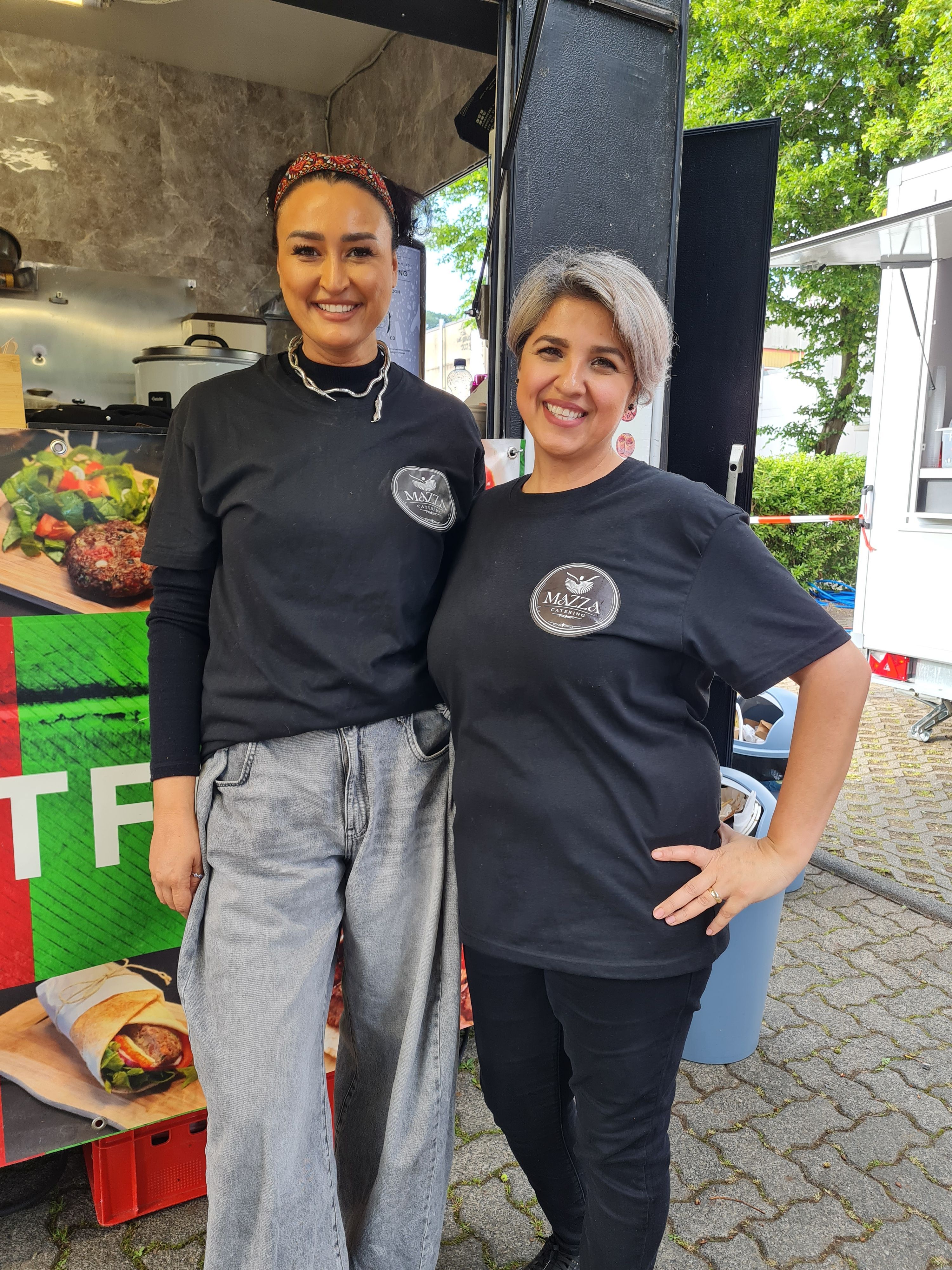 Hülya Akin und Mina Amir (rechts) kochten Spezialitäten aus Afghanistan