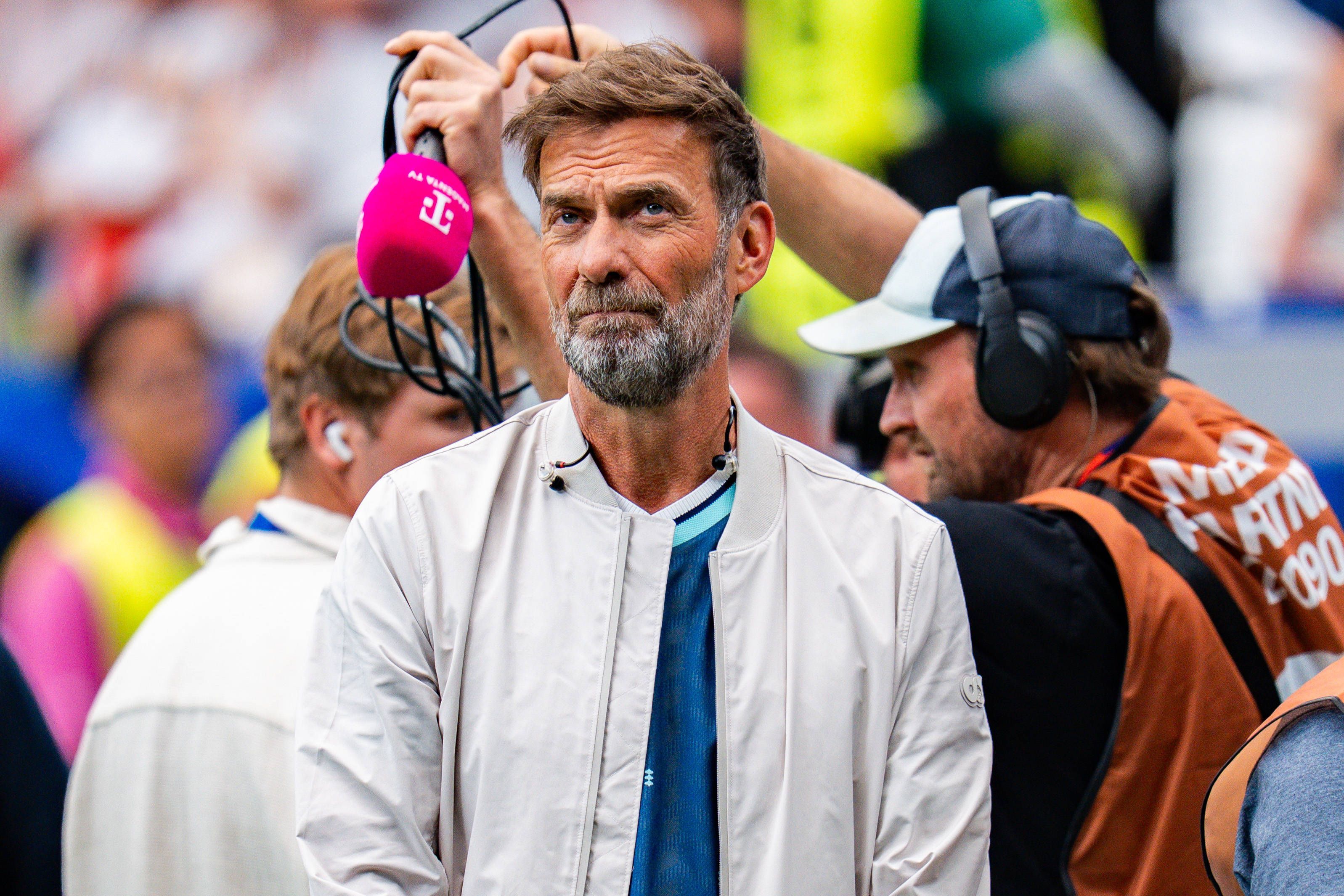 Jürgen Klopp steht am Spielfeldrand.
