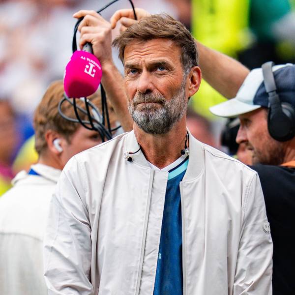 Jürgen Klopp steht am Spielfeldrand.