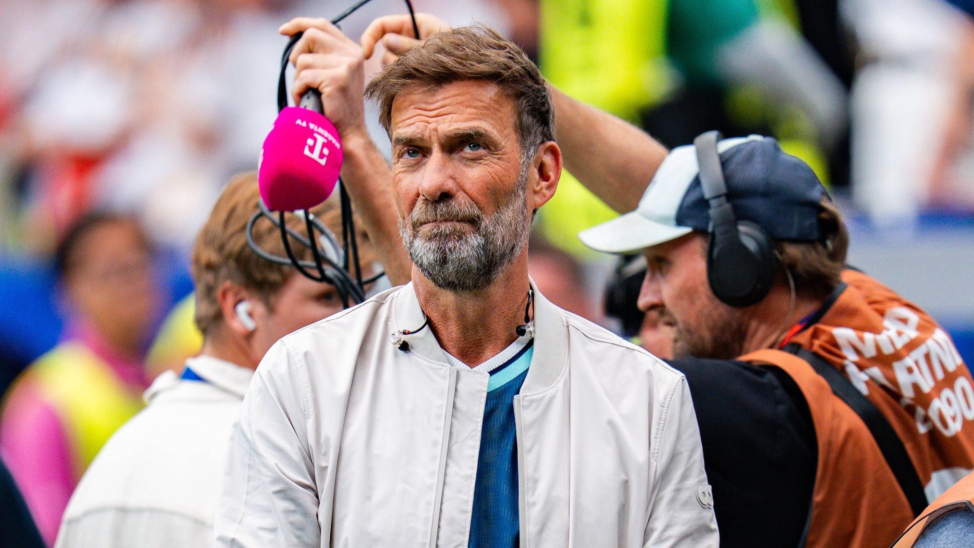 Jürgen Klopp steht am Spielfeldrand.