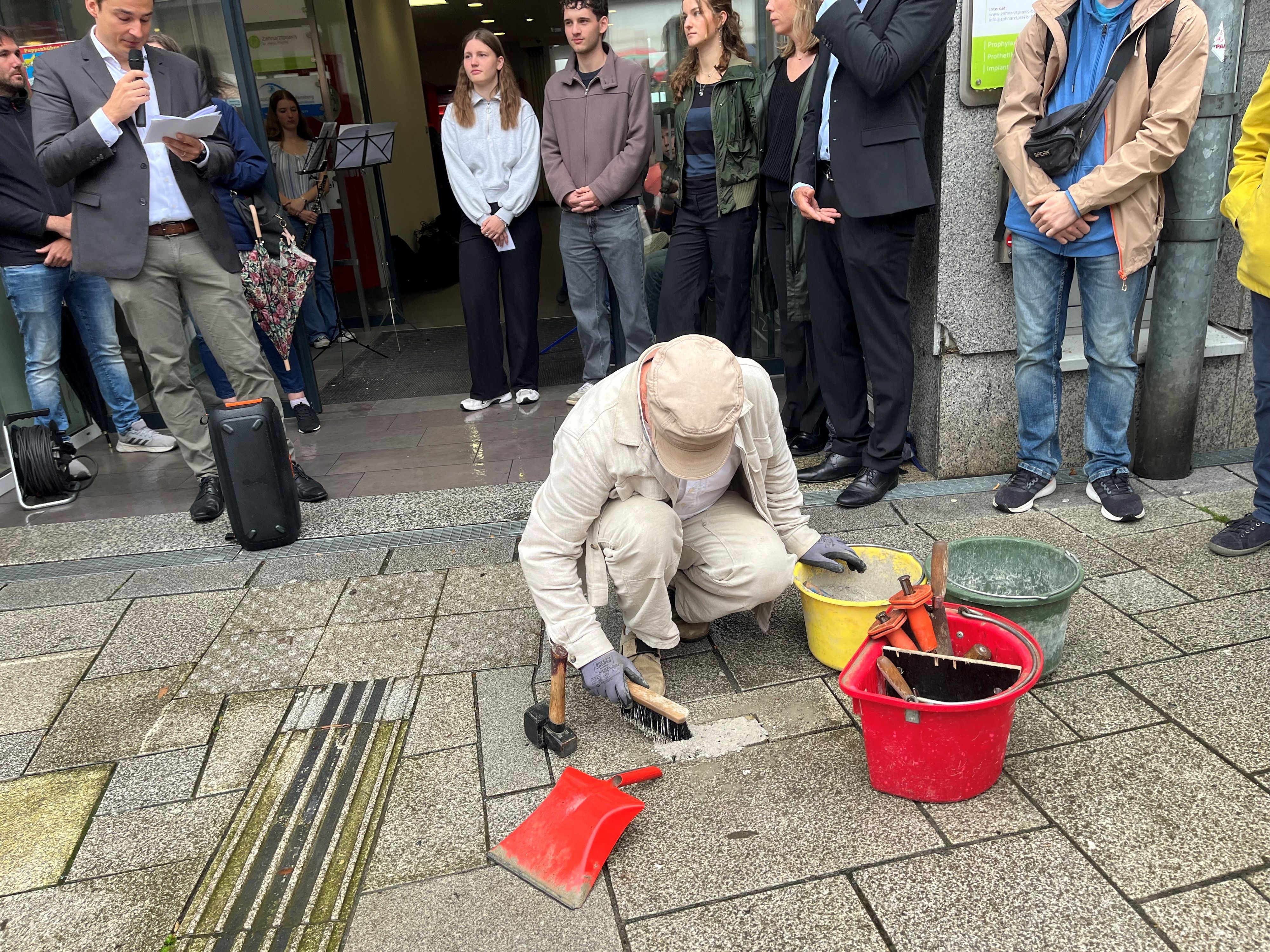 Ein Mann verlegt Stolpersteine