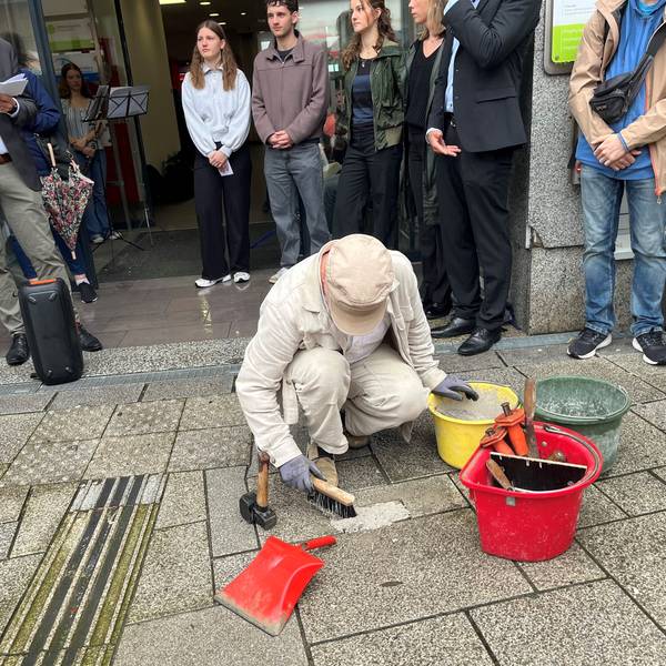 Ein Mann verlegt Stolpersteine