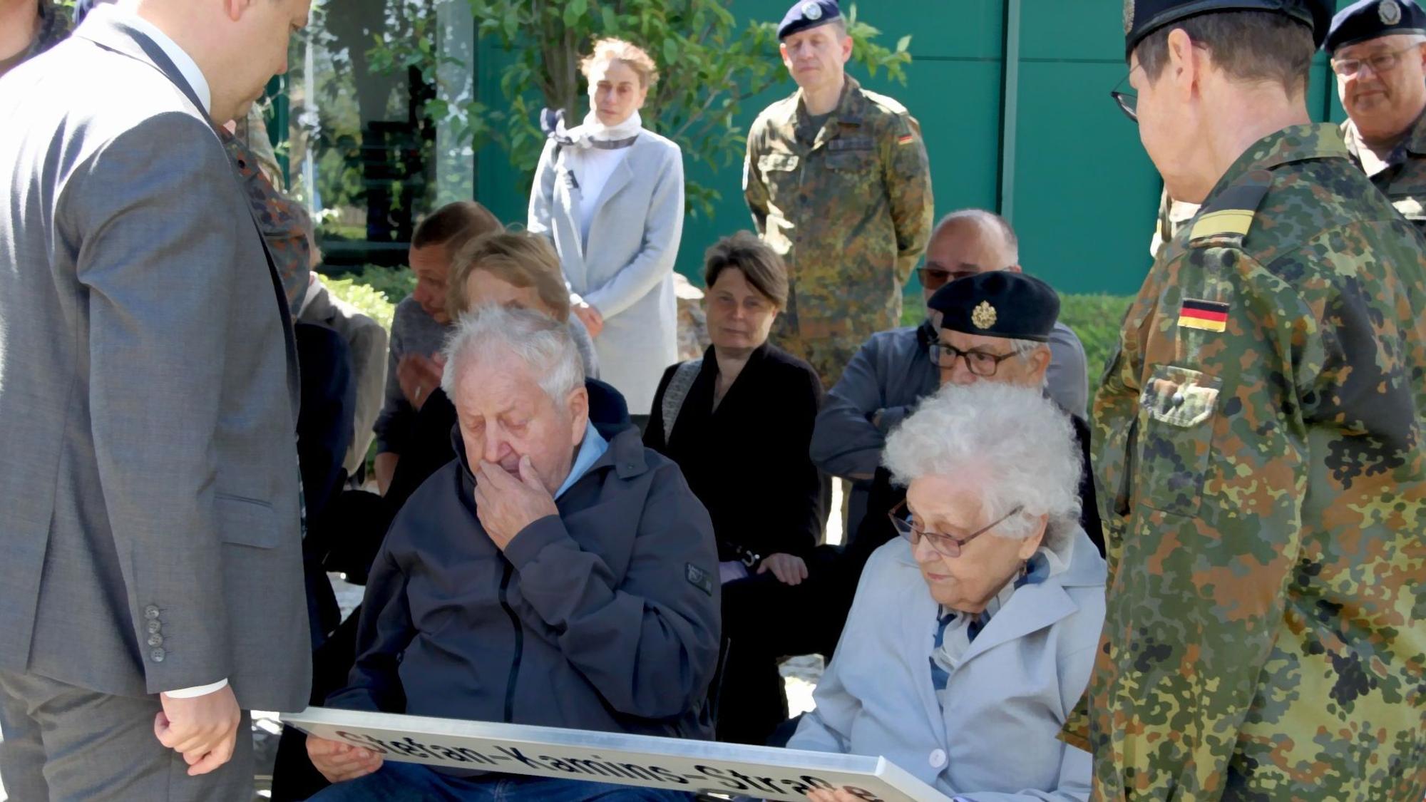 Ein ergreifender Moment: Euskirchens Stadtbürgermeister Sacha Reichelt (links) und Standortälteste Flotillenadmiral Sabine Reppihn überreiche den Eltern von Stefan Kamins eine Kopie des neuen Straßenschildes.