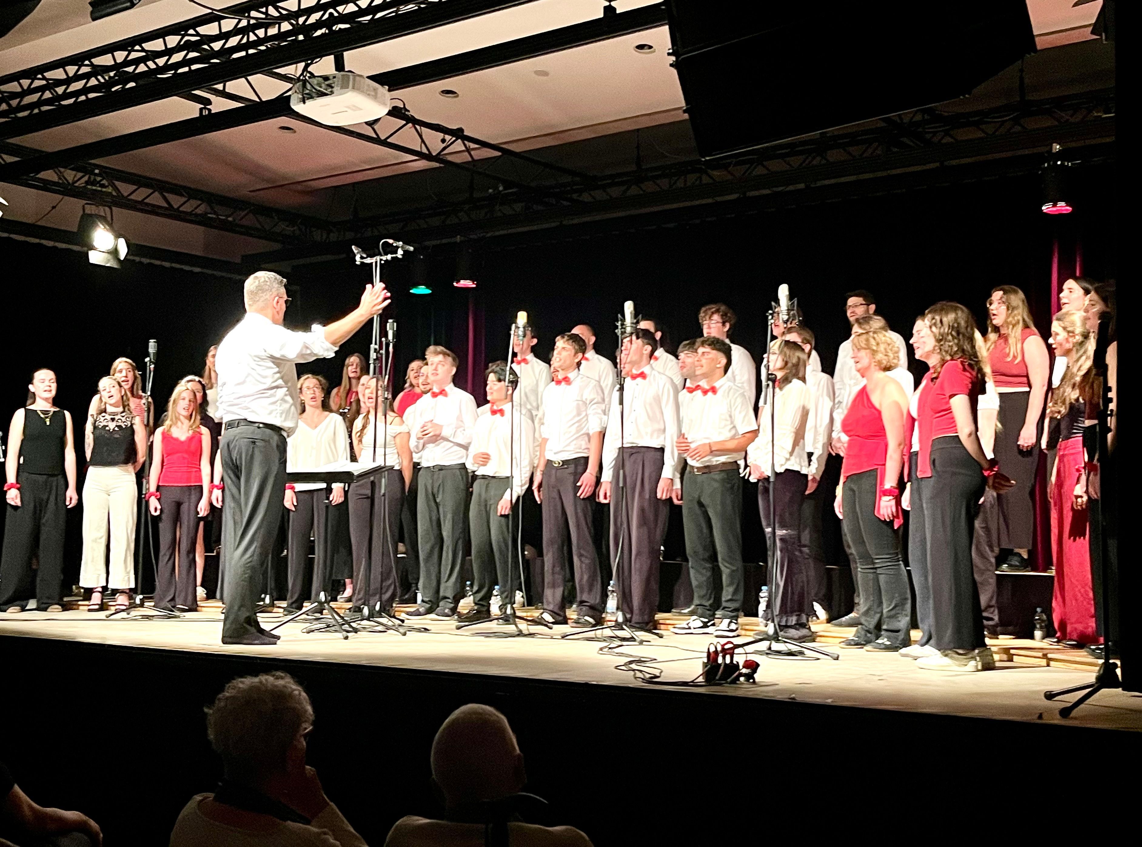 Zu sehen sind die Ursula Singers auf der Bühne.