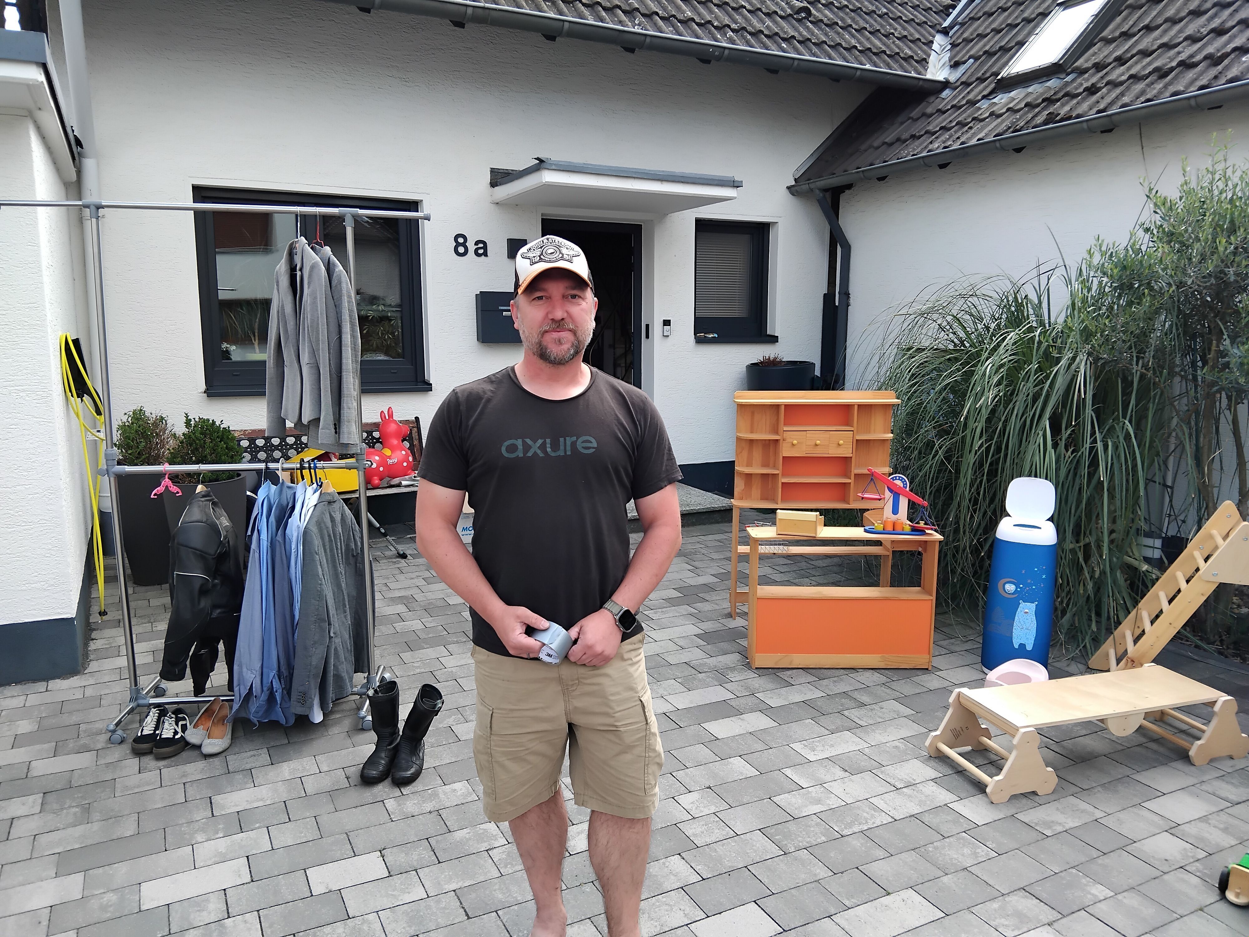 Ein Mann vor seinem Haus
