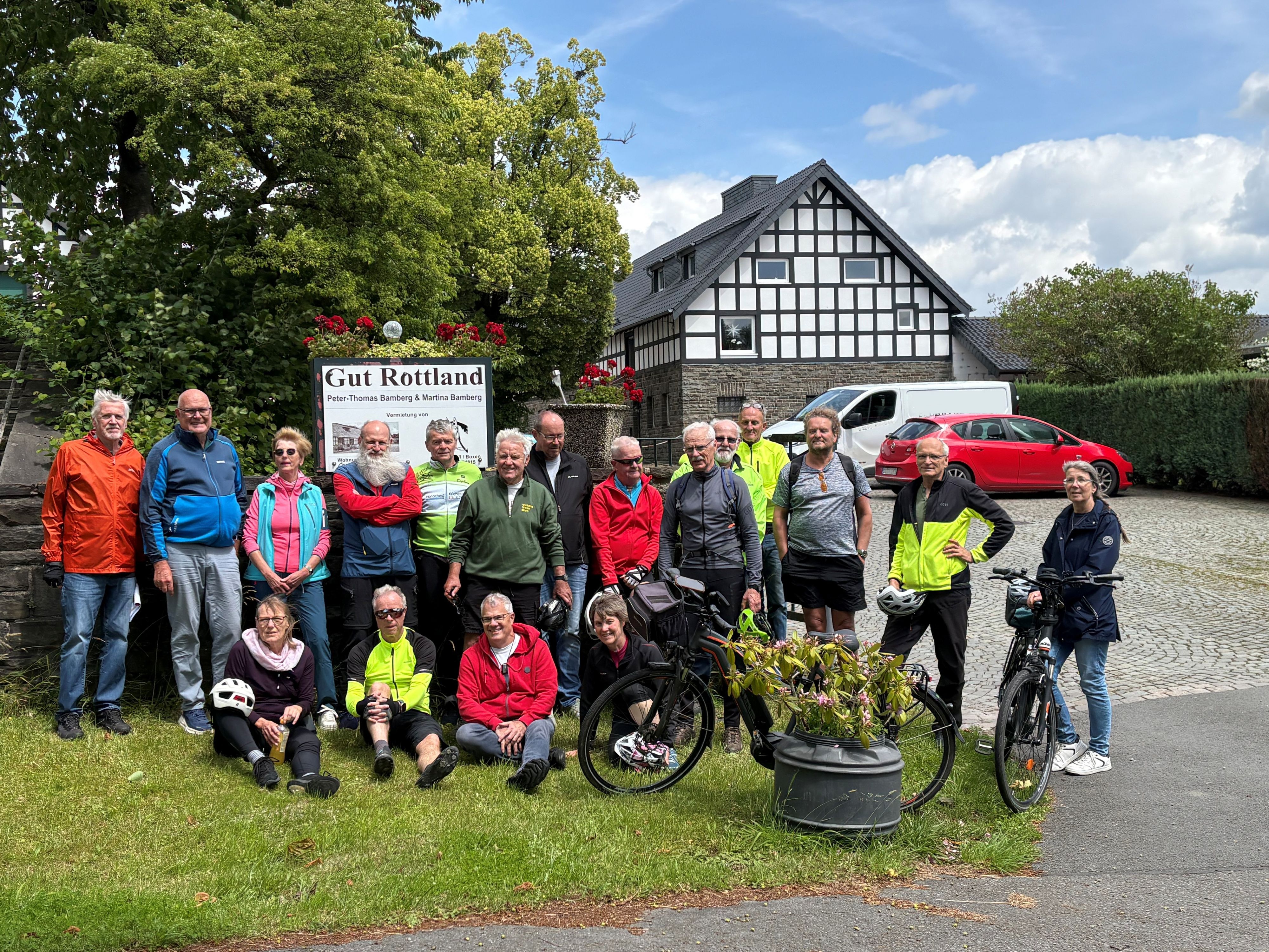 Das Foto zeigt die Teilnehmer der Radtour vor Gut Rottland.