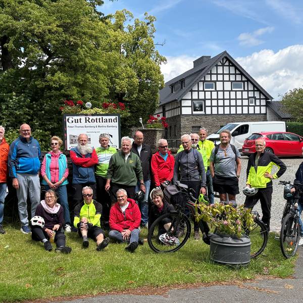 Das Foto zeigt die Teilnehmer der Radtour vor Gut Rottland.